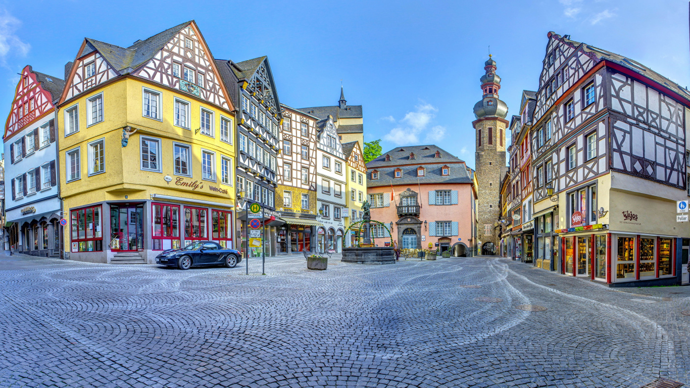 Autos, Die Tagsüber Neben Der Straße in Der Nähe Von Gebäuden Geparkt Sind. Wallpaper in 1366x768 Resolution