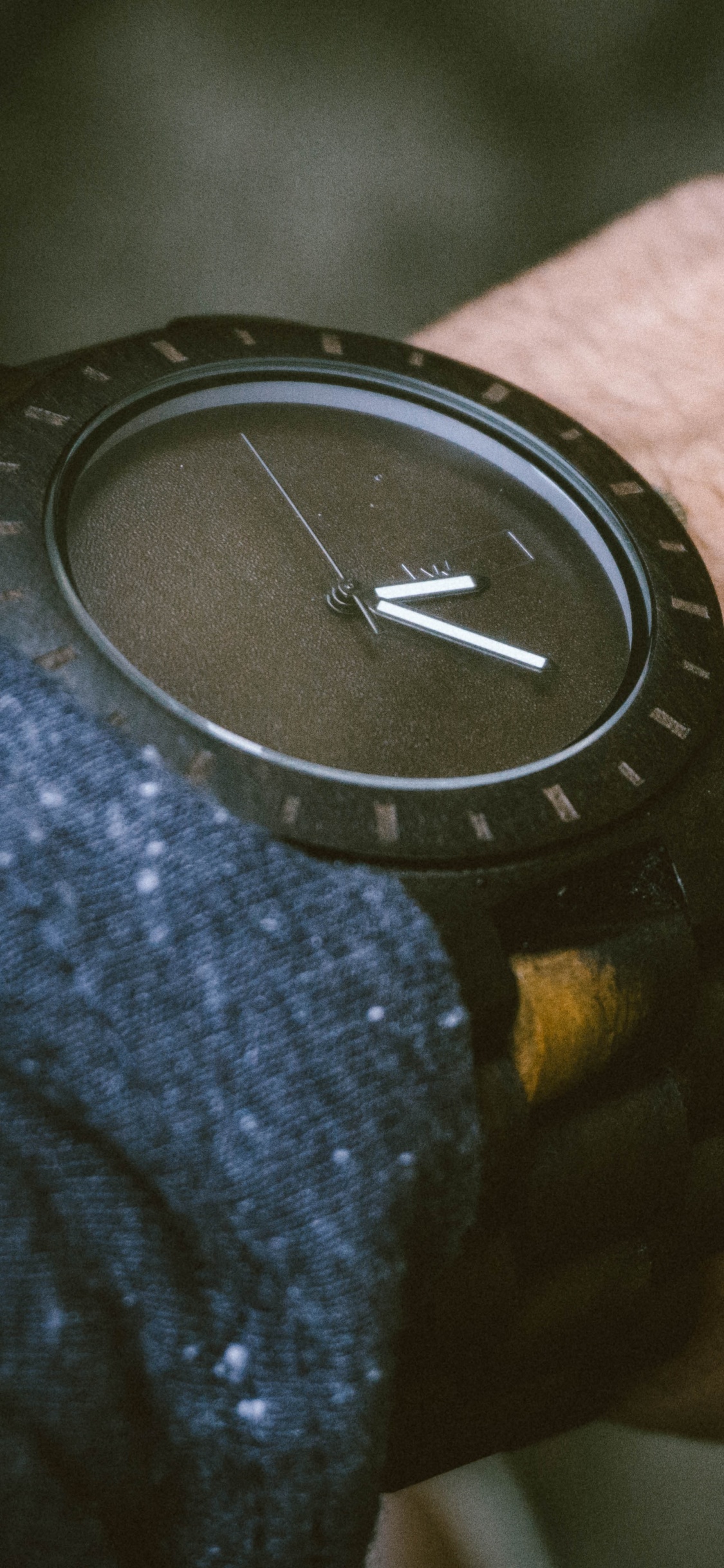 Schwarze Analoge Uhr Bei 10 00. Wallpaper in 1125x2436 Resolution