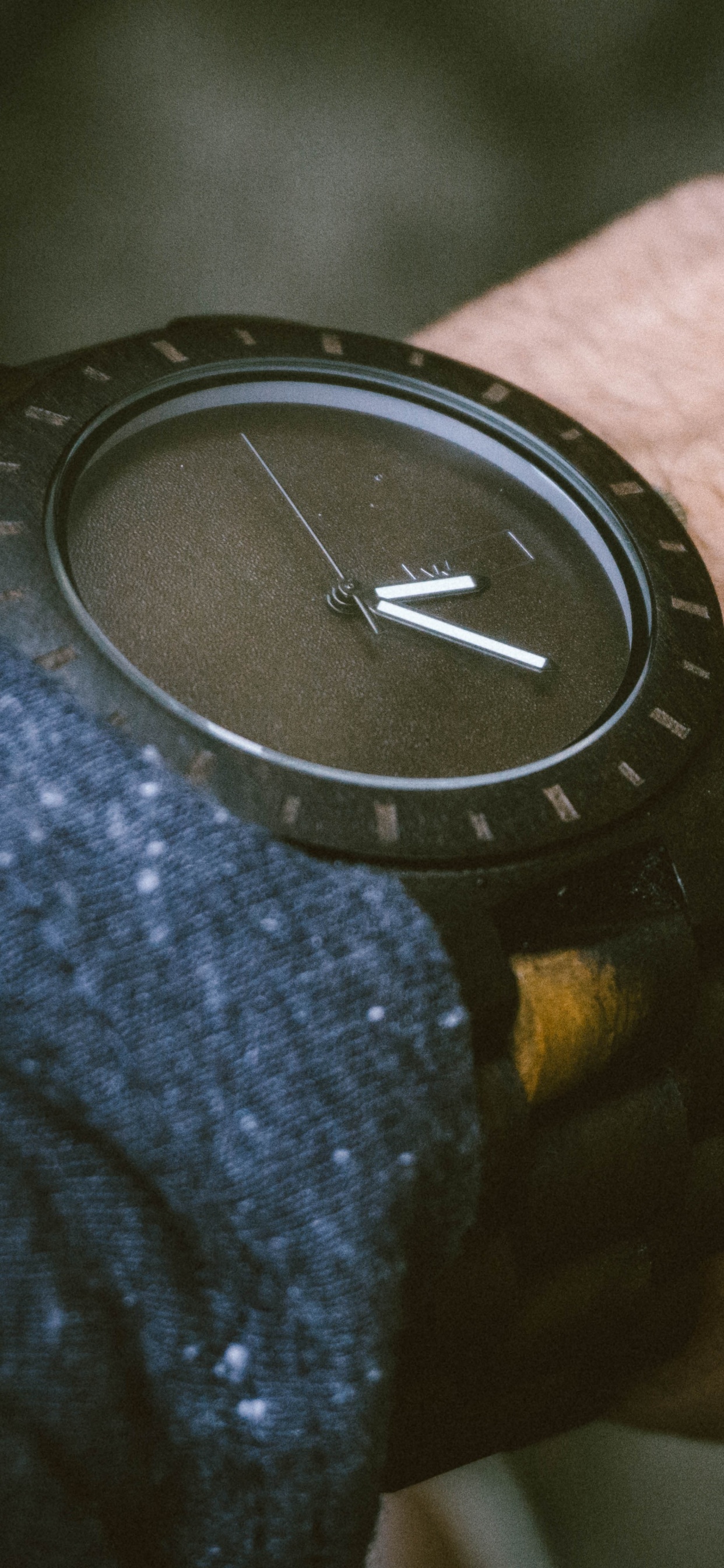 Schwarze Analoge Uhr Bei 10 00. Wallpaper in 1242x2688 Resolution