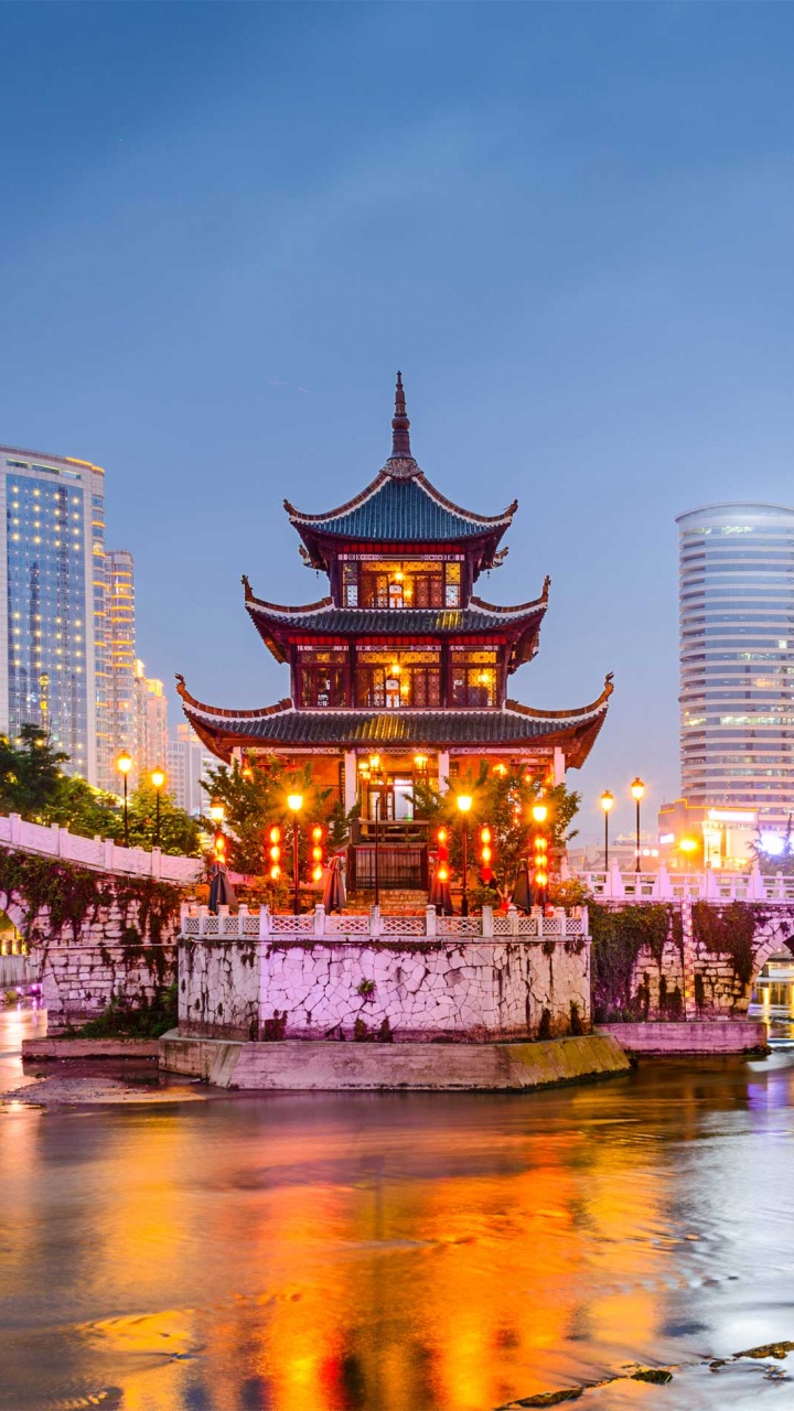 Horizonte de la Ciudad a Través Del Cuerpo de Agua Durante la Noche.. Wallpaper in 720x1280 Resolution