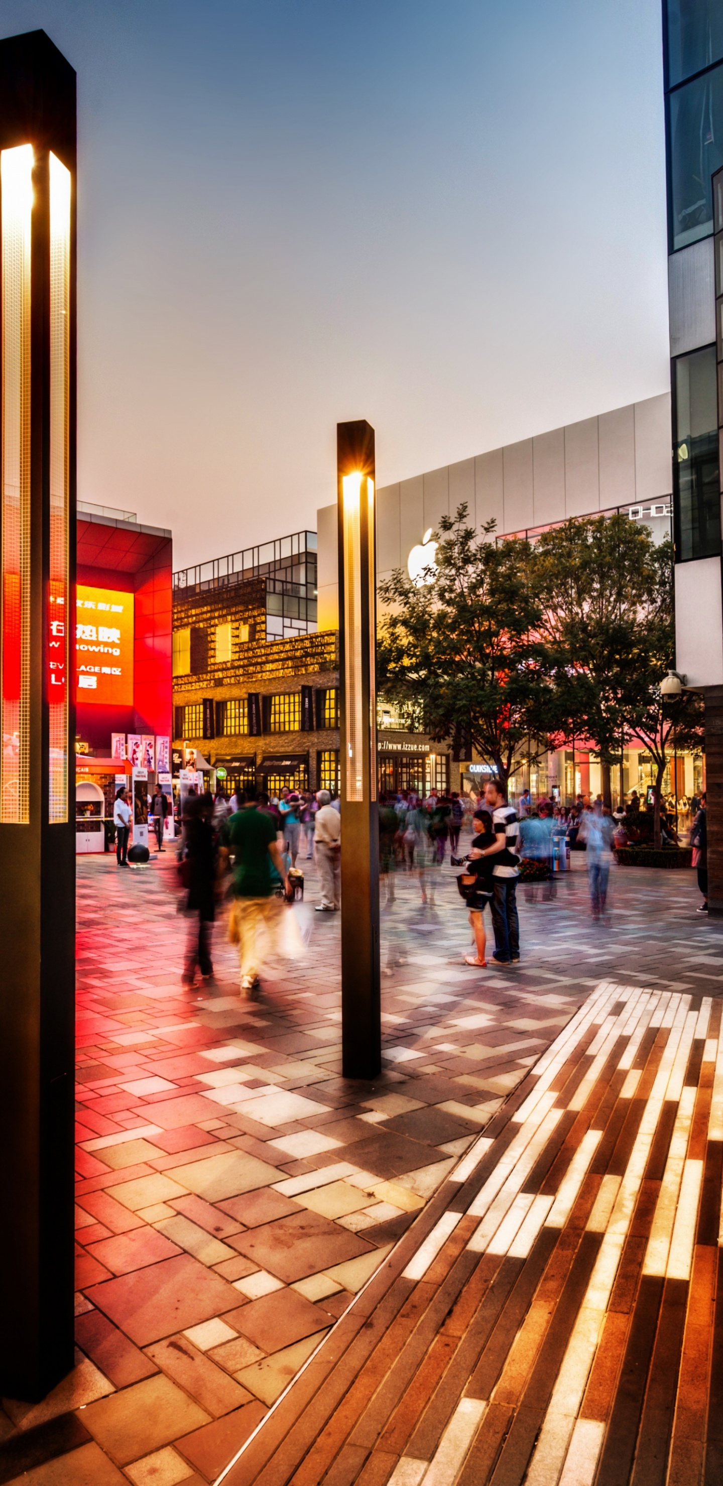 Personnes Marchant Sur le Trottoir Près du Bâtiment Pendant la Nuit. Wallpaper in 1440x2960 Resolution