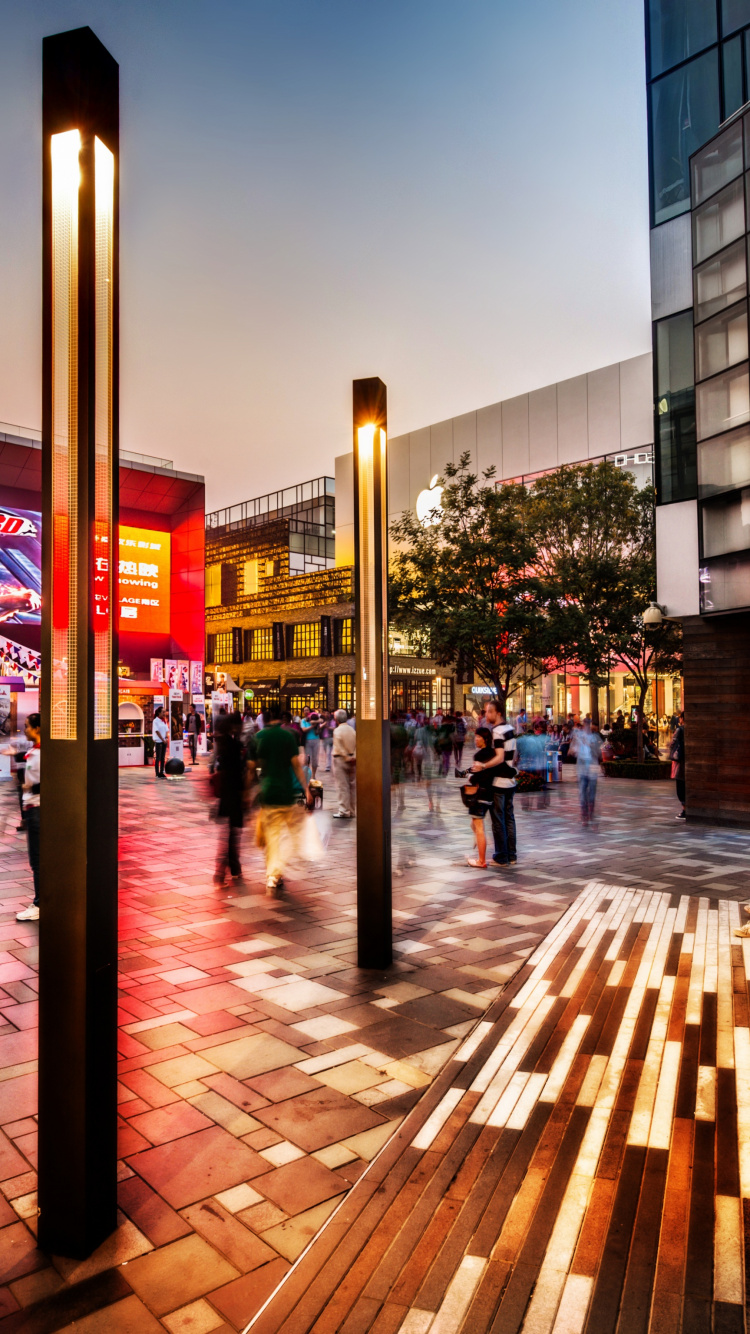 Personnes Marchant Sur le Trottoir Près du Bâtiment Pendant la Nuit. Wallpaper in 750x1334 Resolution