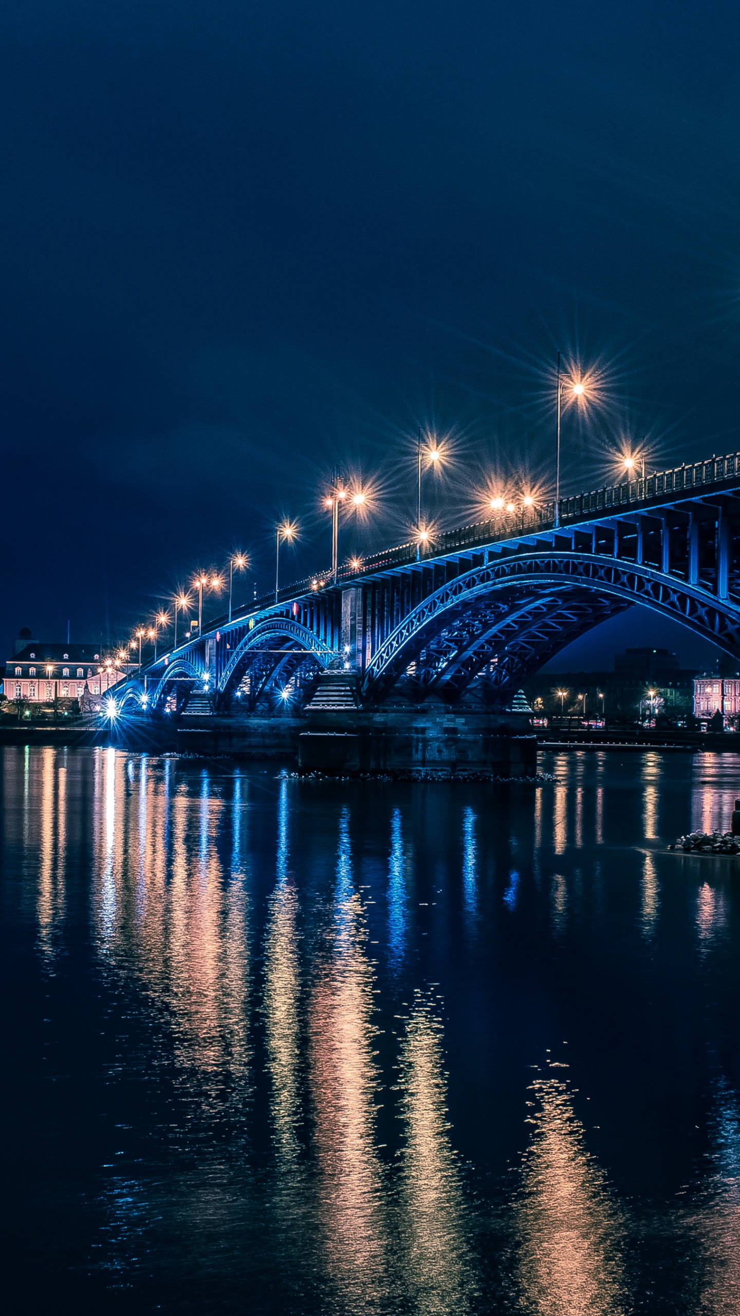 Pont Au-dessus de L'eau Pendant la Nuit. Wallpaper in 1440x2560 Resolution