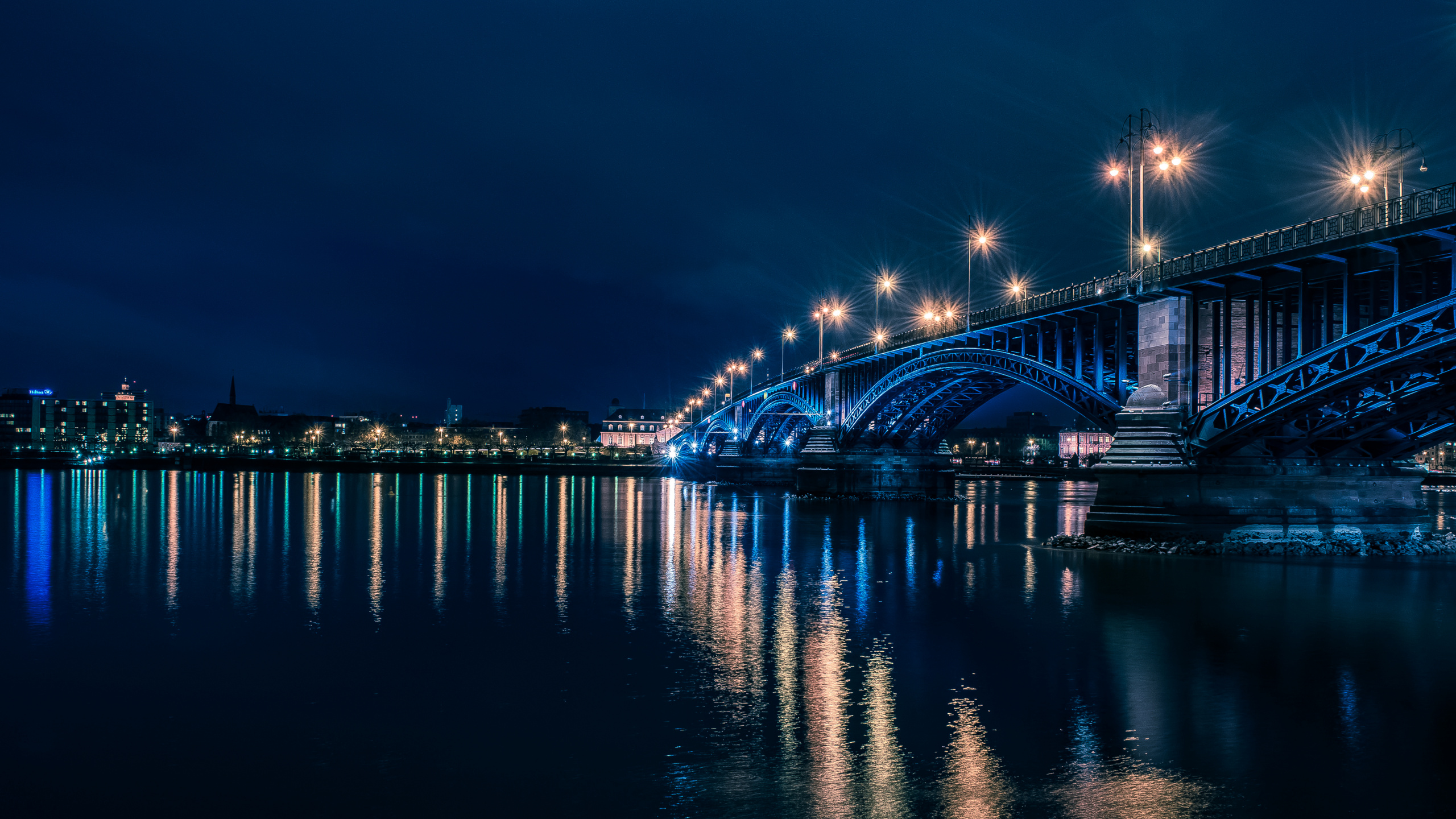 Pont Au-dessus de L'eau Pendant la Nuit. Wallpaper in 2560x1440 Resolution