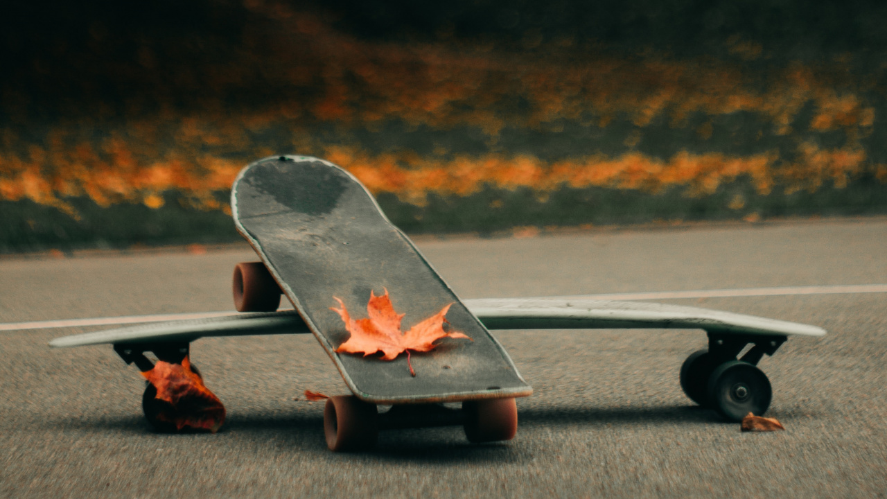 Persona en Zapatillas Blancas y Negras Caminando Por la Carretera Durante el Día. Wallpaper in 1280x720 Resolution