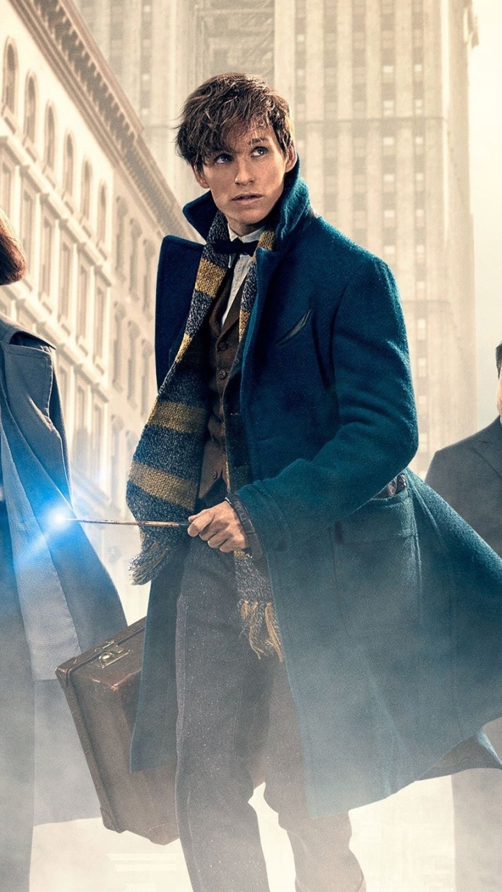 Mann im Schwarzen Anzug Steht Neben Frau im Schwarzen Mantel. Wallpaper in 720x1280 Resolution