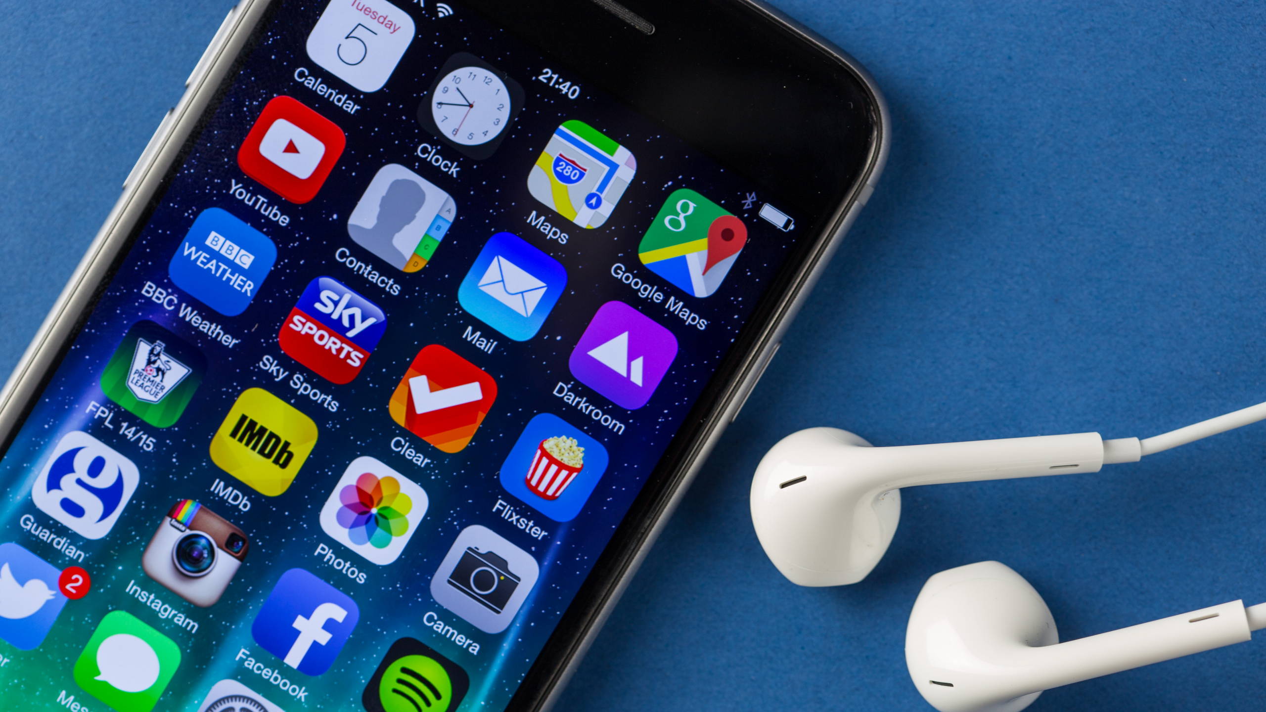 White Apple Earpods on Black Iphone 5. Wallpaper in 2560x1440 Resolution