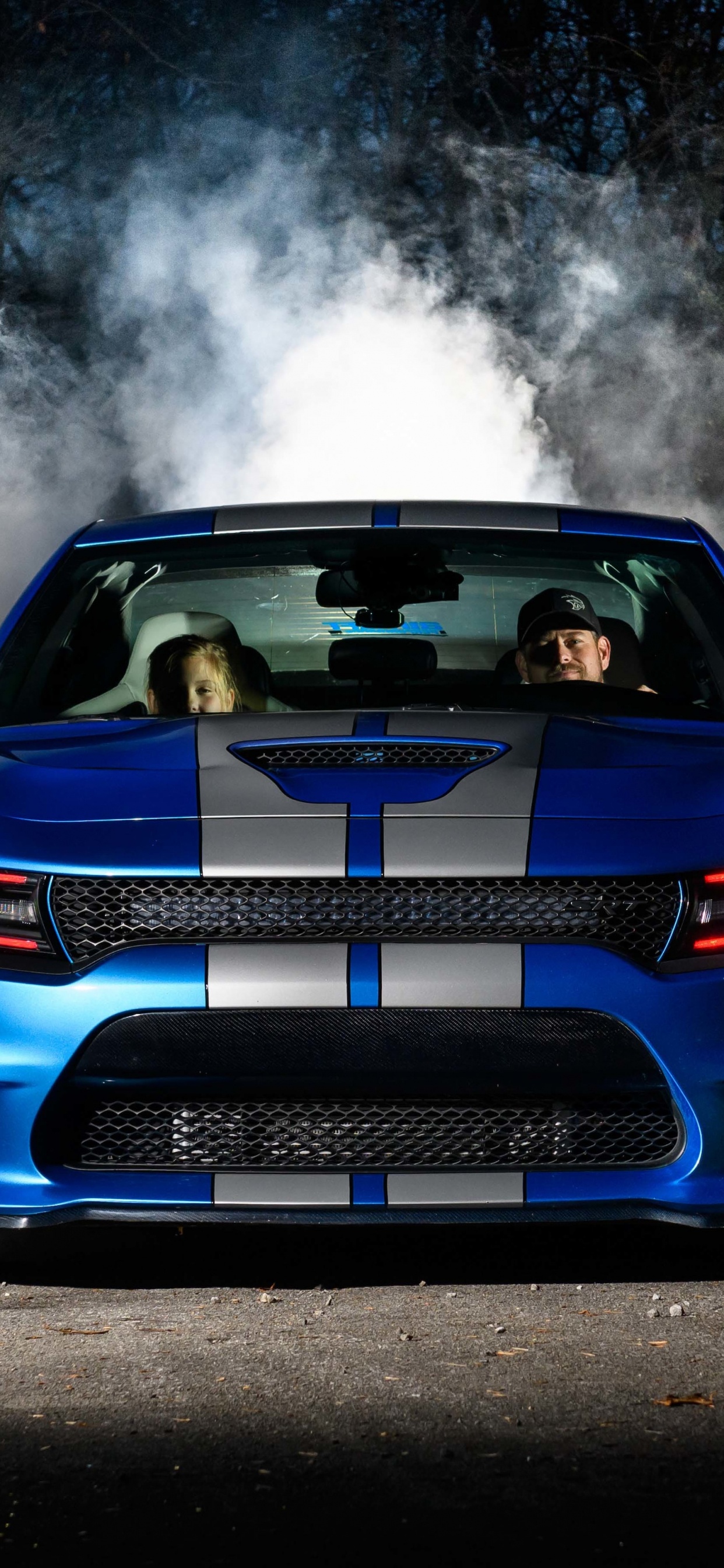 Blauer Chevrolet Camaro Unterwegs. Wallpaper in 1242x2688 Resolution