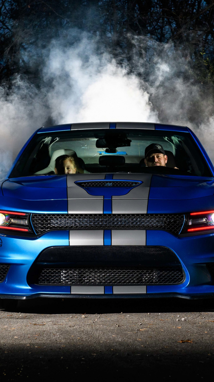 Chevrolet Camaro Bleu Sur Route. Wallpaper in 750x1334 Resolution