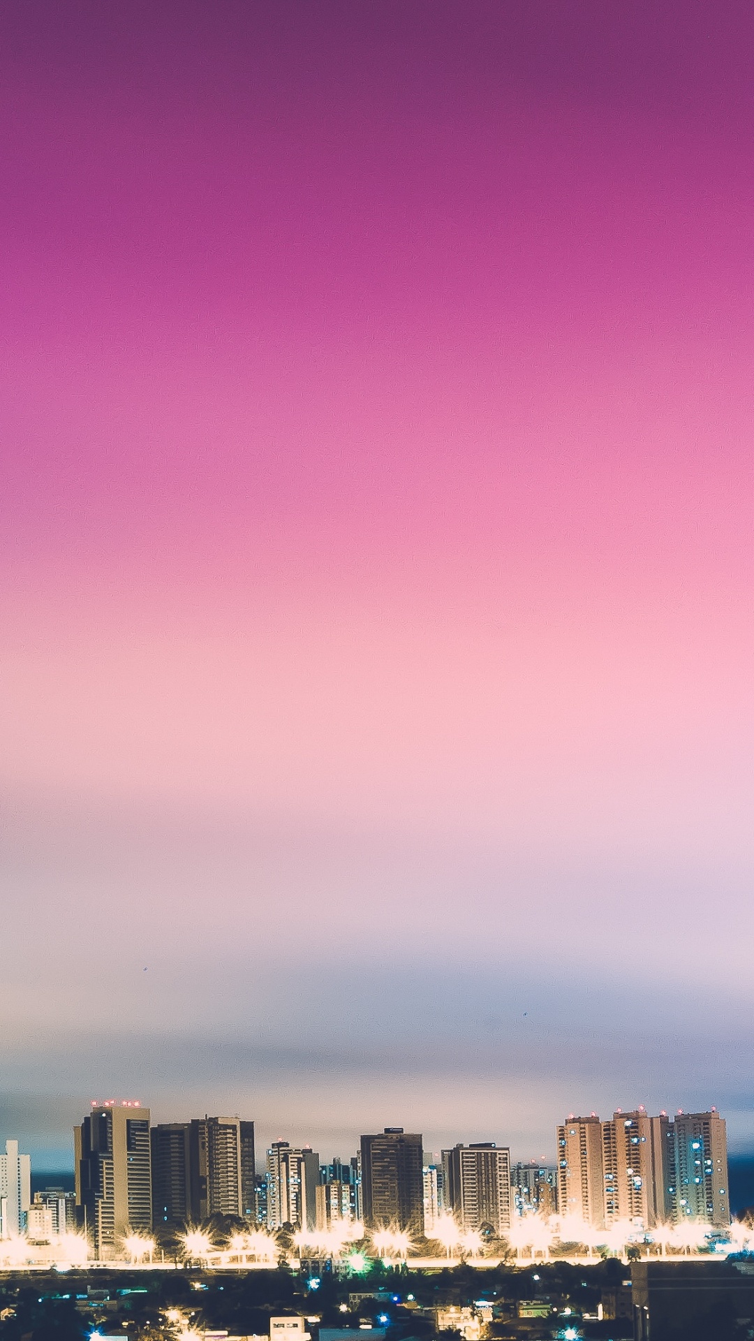 Horizon de la Ville Sous un Ciel Violet. Wallpaper in 1080x1920 Resolution