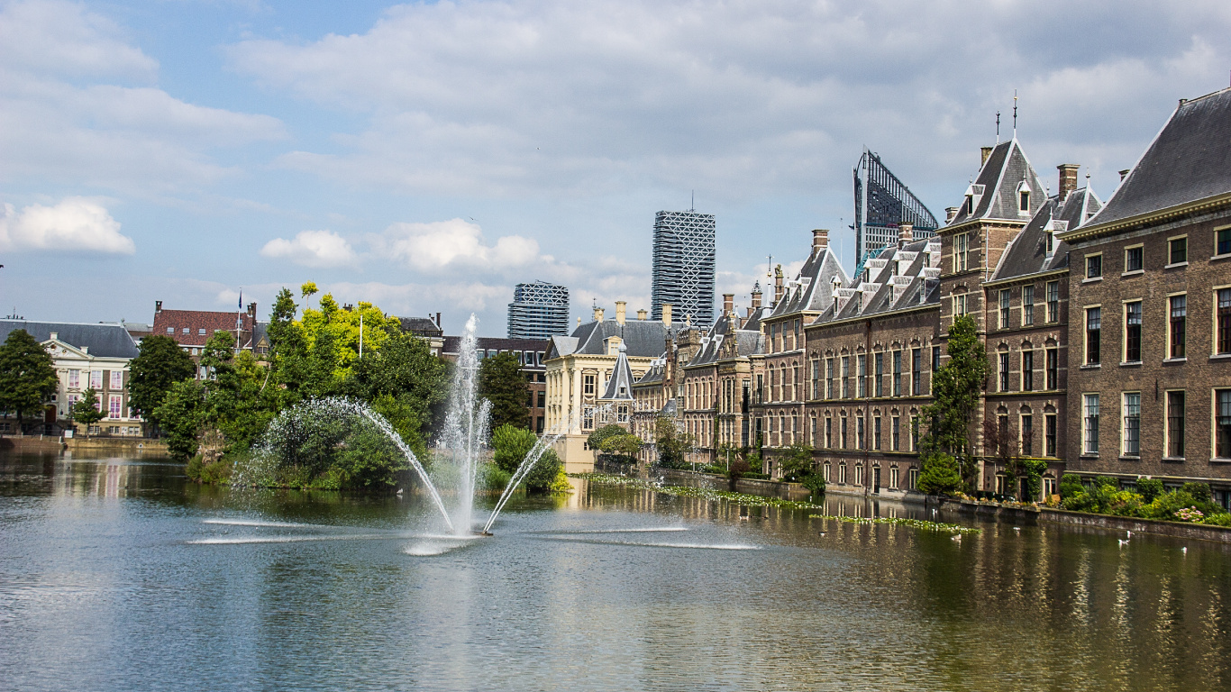 Fontaine D'eau au Milieu Des Bâtiments de la Ville Pendant la Journée. Wallpaper in 1366x768 Resolution