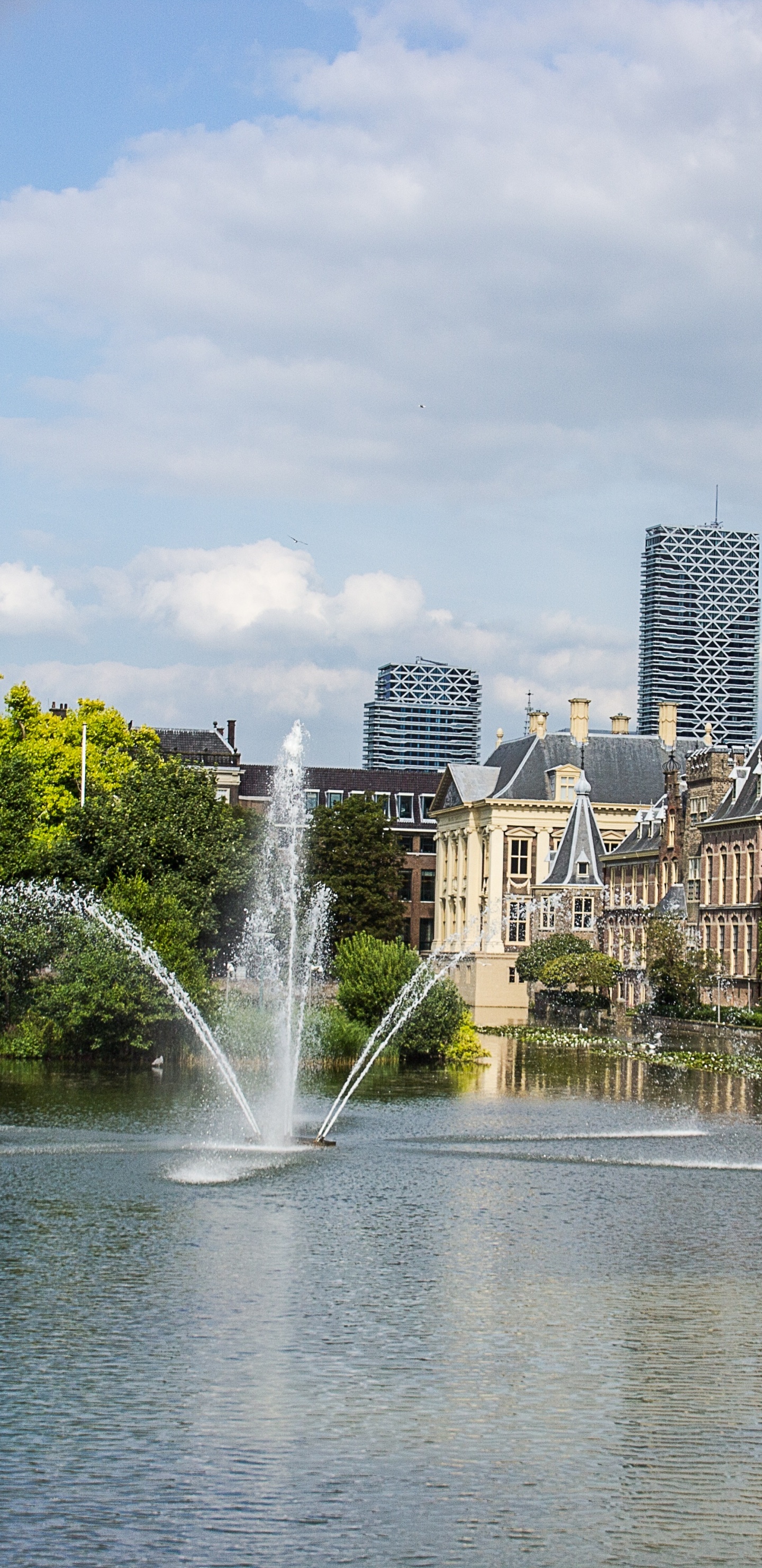 Fontaine D'eau au Milieu Des Bâtiments de la Ville Pendant la Journée. Wallpaper in 1440x2960 Resolution