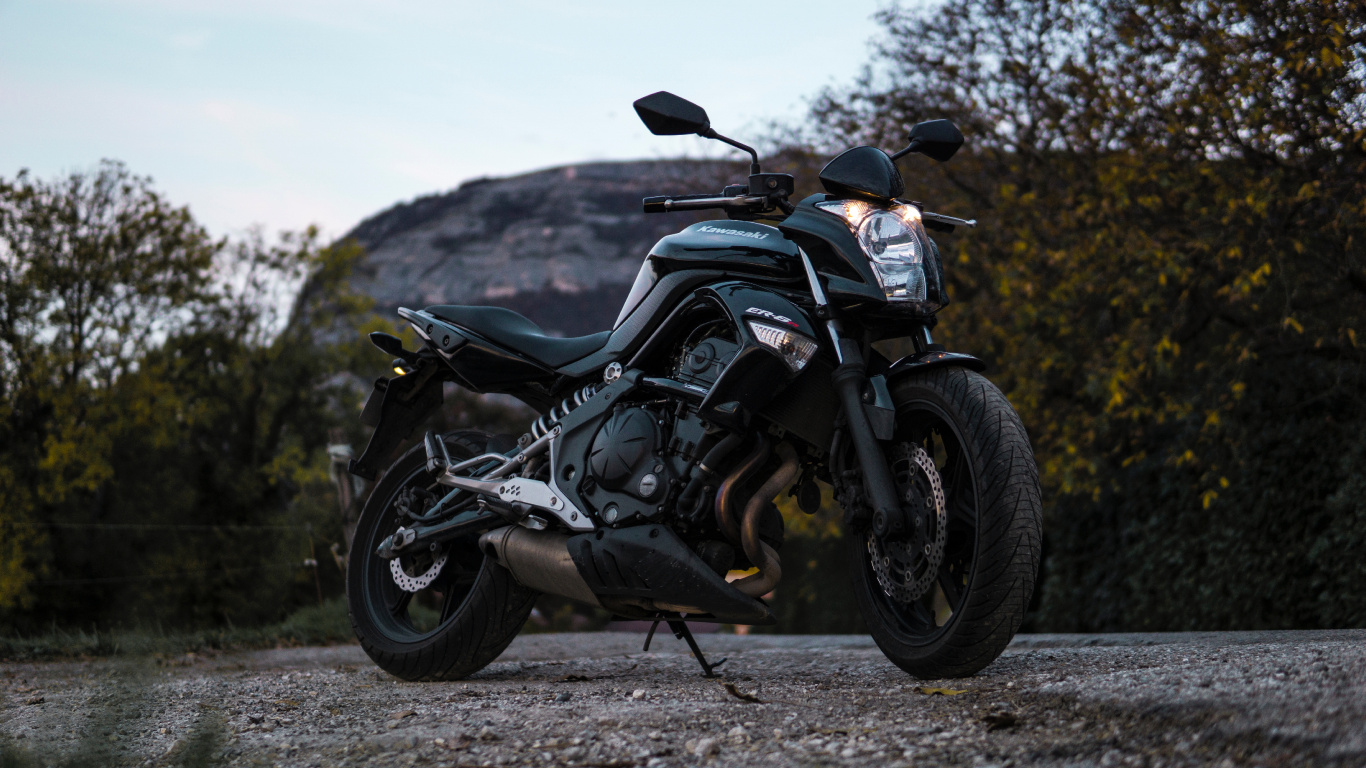 Schwarzes Und Graues Motorrad Tagsüber Auf Feldweg. Wallpaper in 1366x768 Resolution