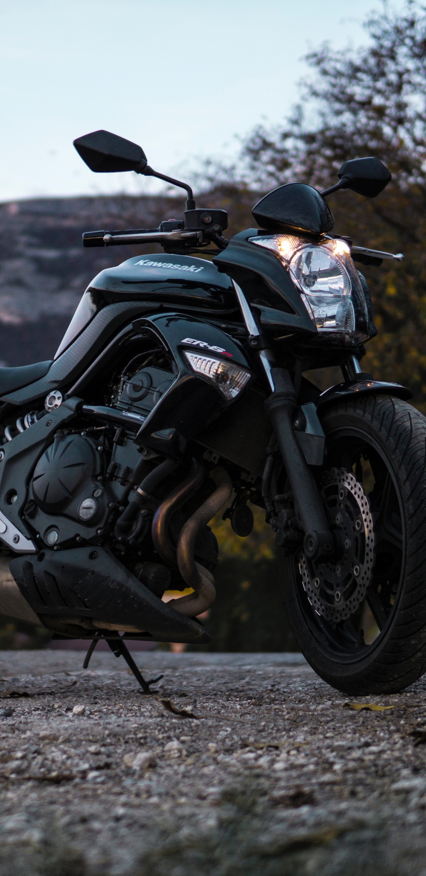 Motocicleta Negra y Gris en Camino de Tierra Durante el Día. Wallpaper in 1440x2960 Resolution