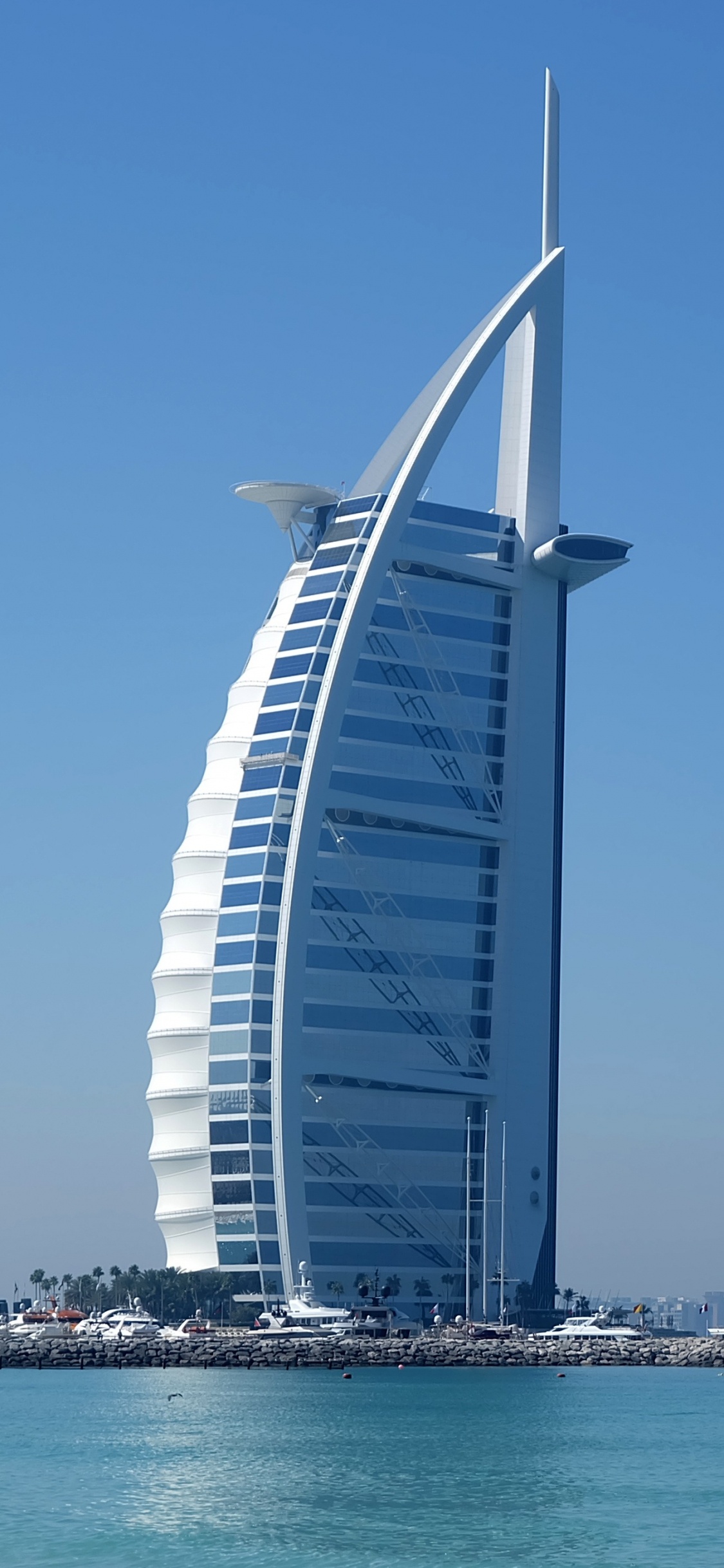 Weißes Schiff Auf See in Der Nähe Der Stadt Tagsüber During. Wallpaper in 1125x2436 Resolution