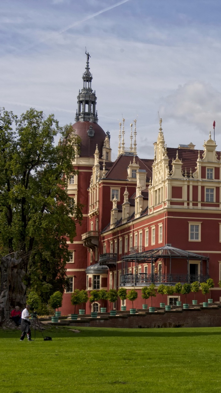 Braunes Und Graues Betongebäude. Wallpaper in 720x1280 Resolution