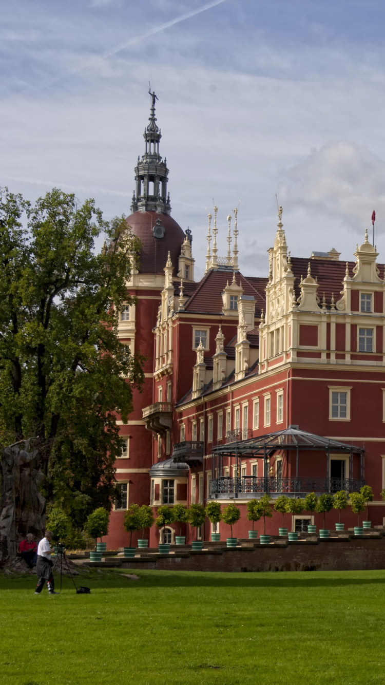 Braunes Und Graues Betongebäude. Wallpaper in 750x1334 Resolution