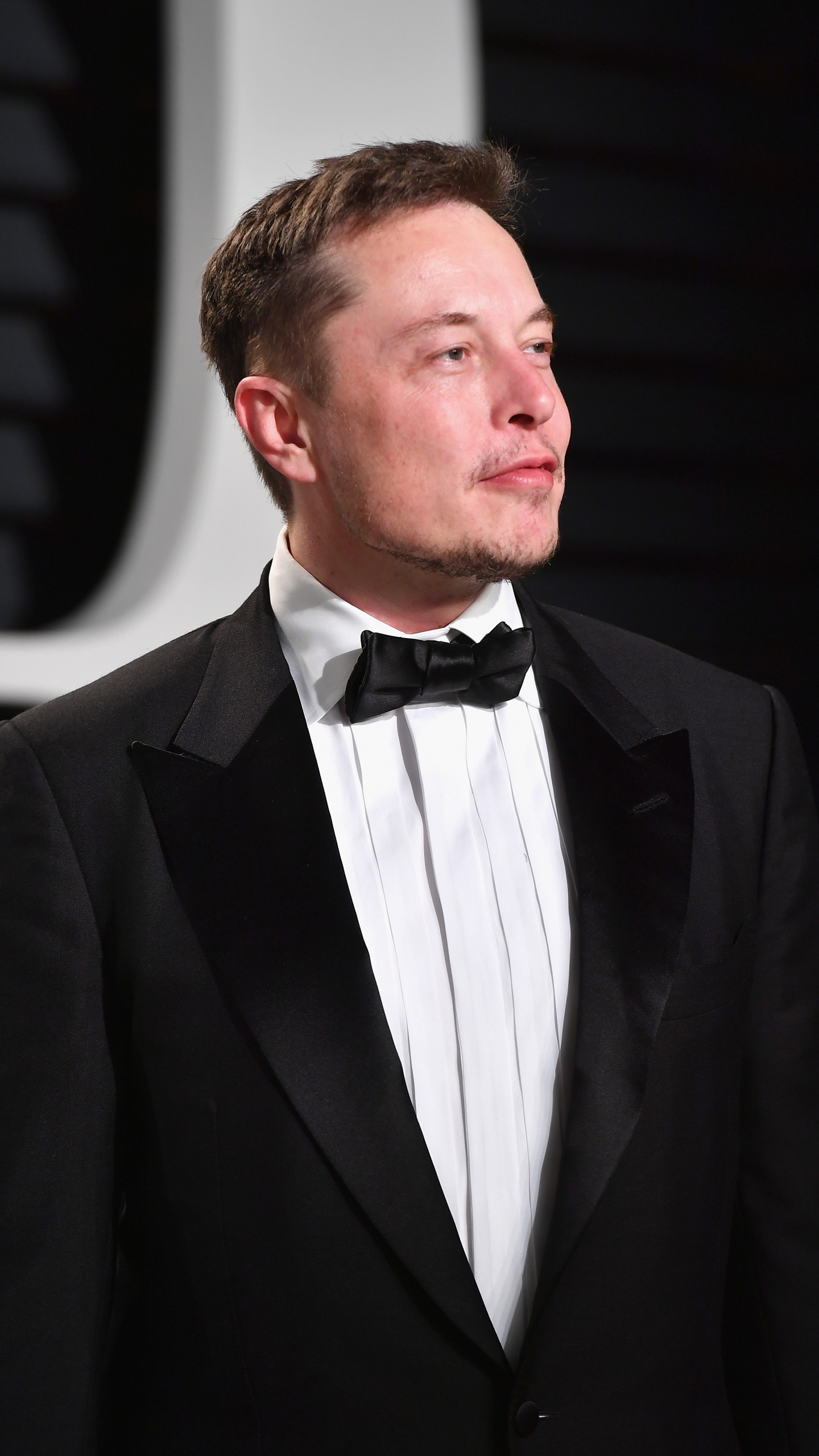 Elon Musk, Tesla Model 3, Anzug, Formelle Kleidung, Smoking. Wallpaper in 1440x2560 Resolution