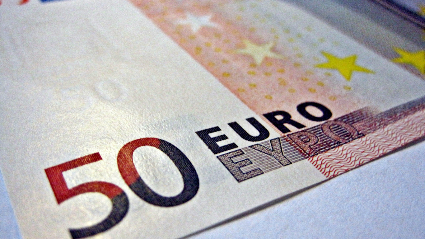 Billete de 10 Euros en Textil Blanco. Wallpaper in 1366x768 Resolution