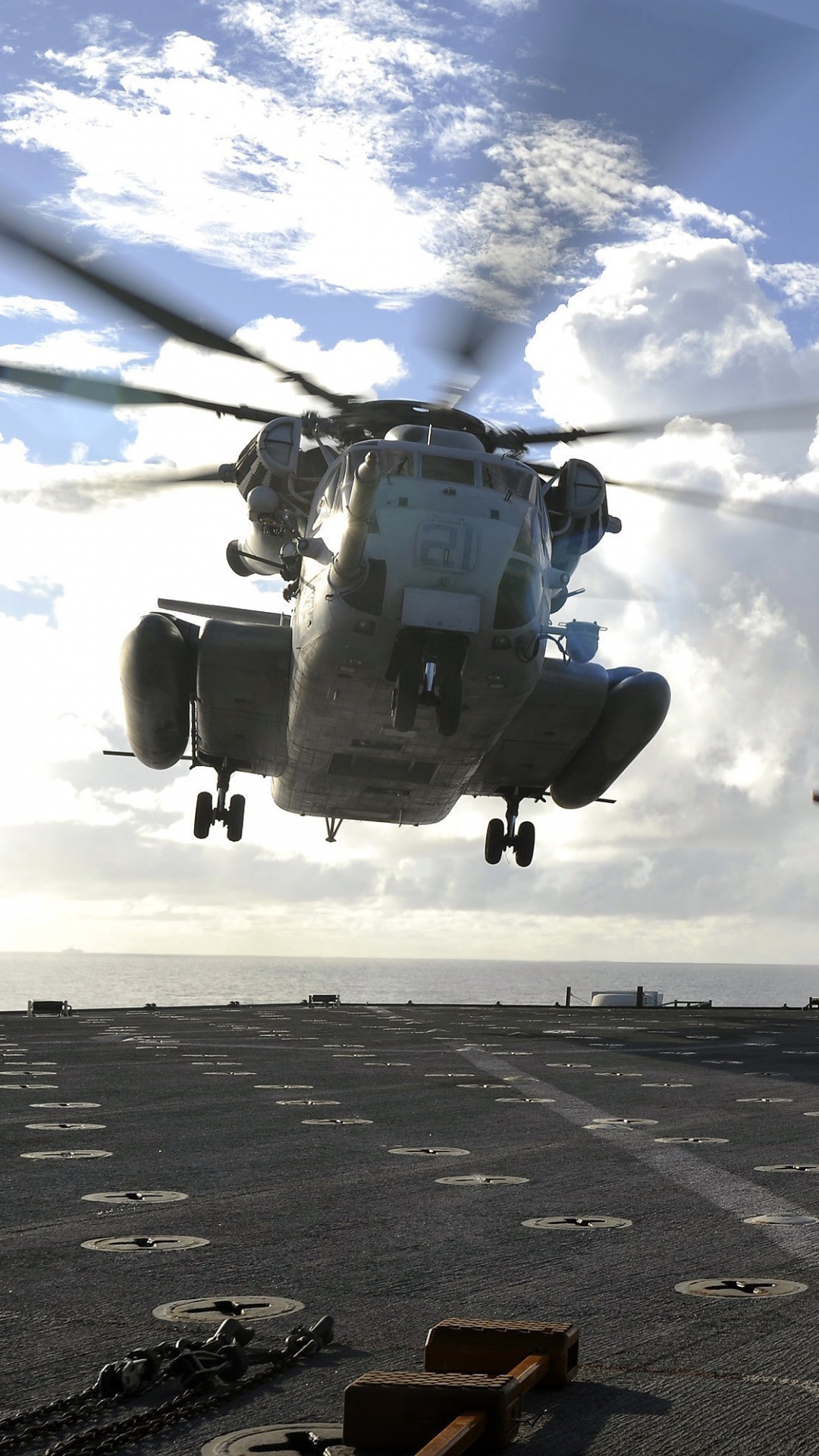 Mann in Gelber Jacke Und Schwarzer Hose Auf Grauem Betonboden. Wallpaper in 1080x1920 Resolution