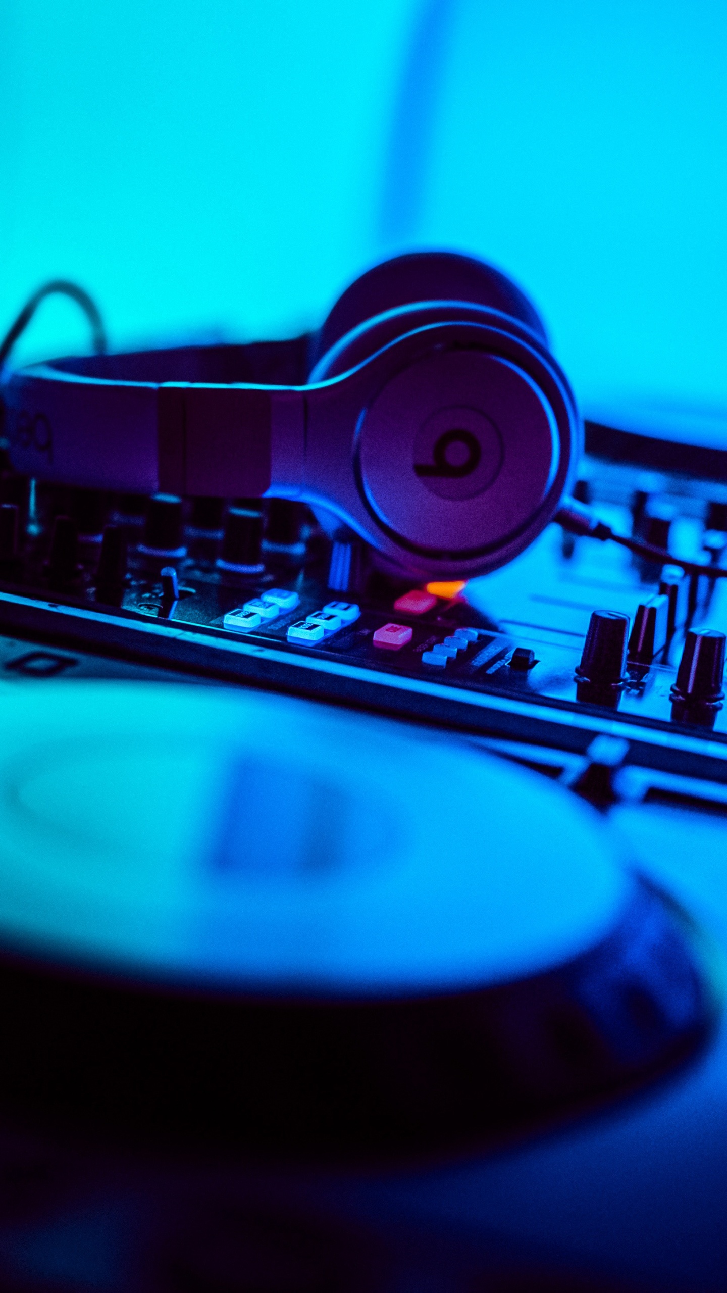 Electronic Dance Music, Entertainment, Electronics, Blue, Disc Jockey. Wallpaper in 1440x2560 Resolution