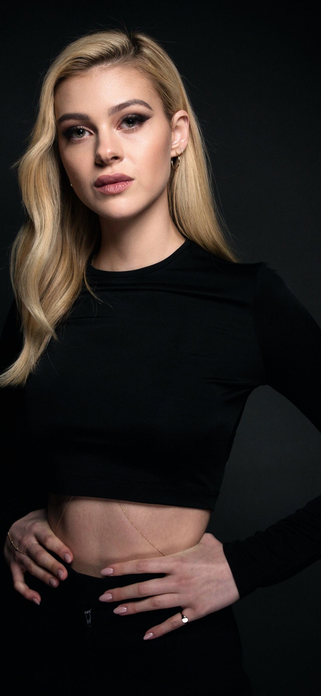 Nicola Peltz, Ärmel, Geste, Taille, Knie. Wallpaper in 1125x2436 Resolution