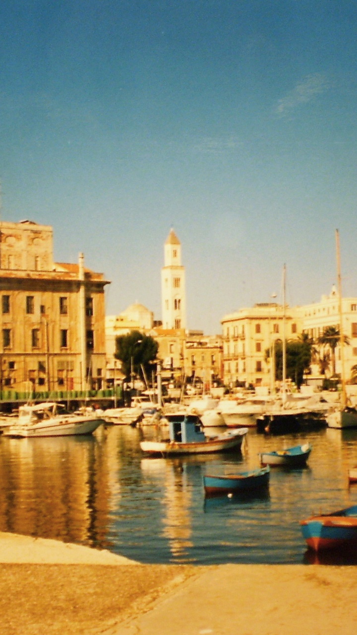 Boats on Dock Near Buildings During Daytime. Wallpaper in 720x1280 Resolution