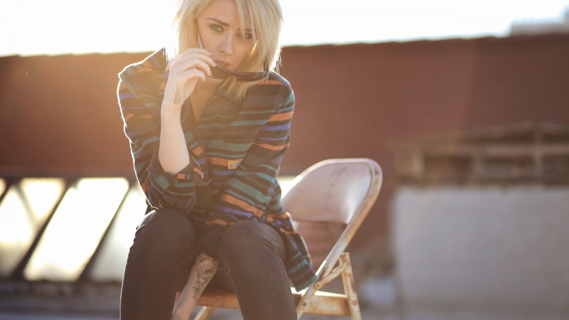 Blonde, Sitzecke, Bein, Lange Haare, Oberschenkel. Wallpaper in 1920x1080 Resolution