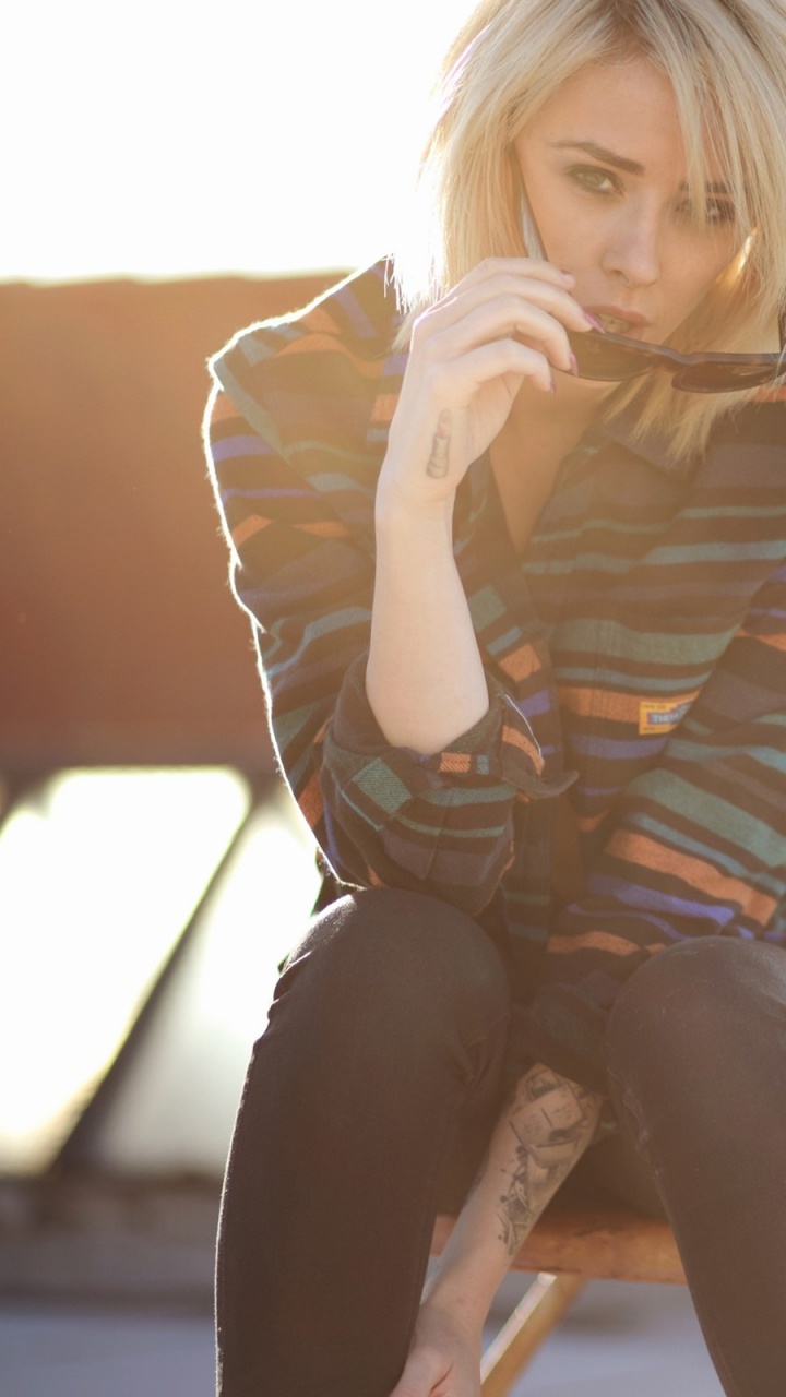 金发碧眼的, 坐, 腿, 长长的头发, 大腿 壁纸 720x1280 允许