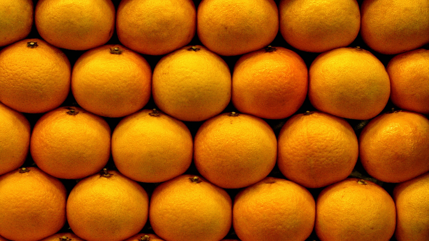 Frutos Redondos Amarillos Sobre Superficie Blanca. Wallpaper in 1366x768 Resolution
