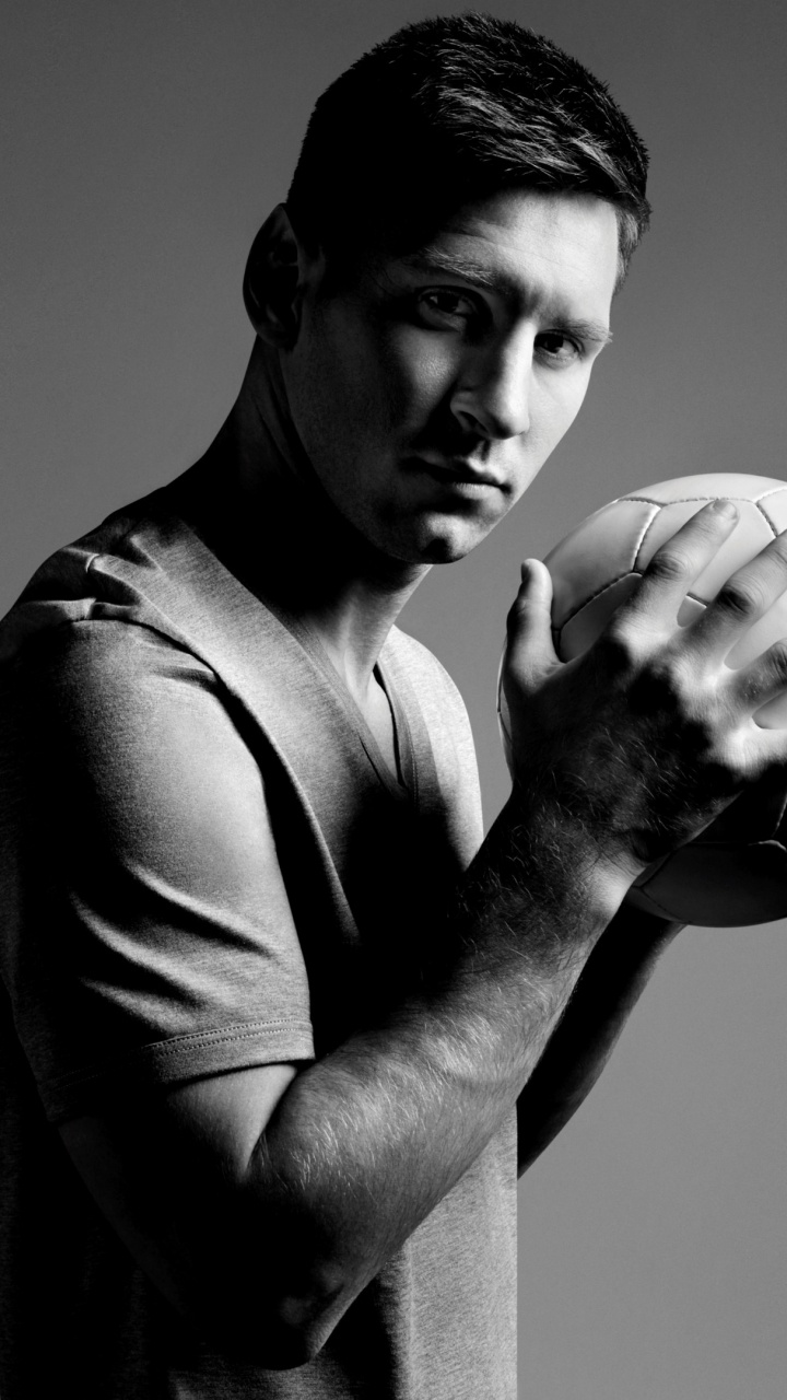 Mann im Schwarzen Langarmhemd Mit Weißem Fußball. Wallpaper in 720x1280 Resolution