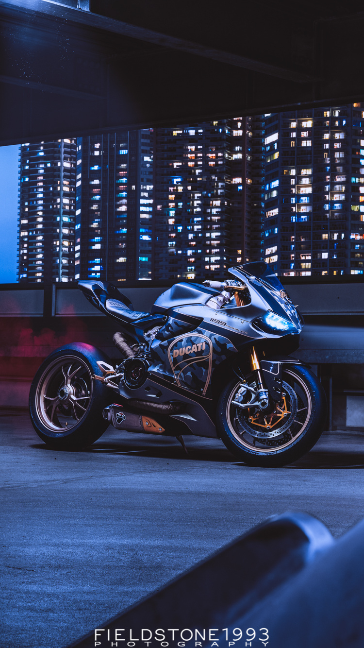 Moto Noir et Argent Garée à Côté du Mur Rouge. Wallpaper in 750x1334 Resolution