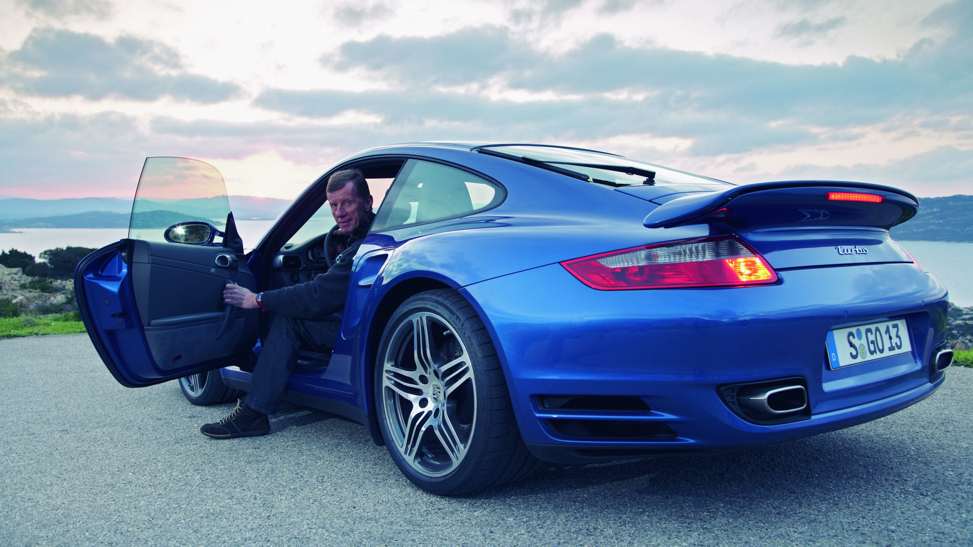 Blauer Porsche 911 Auf Grauer Asphaltstraße Tagsüber. Wallpaper in 1920x1080 Resolution