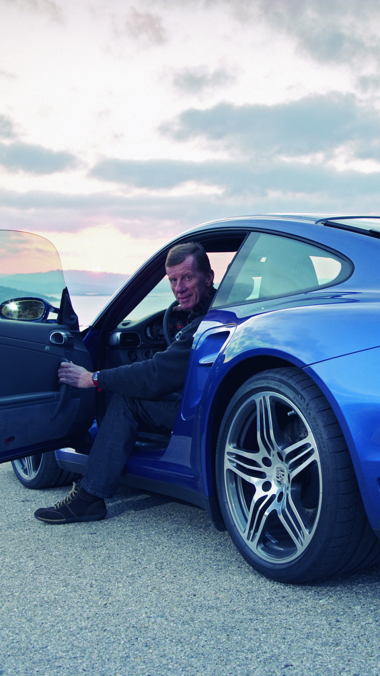 Porsche 911 Azul Sobre la Carretera de Asfalto Gris Durante el Día. Wallpaper in 750x1334 Resolution