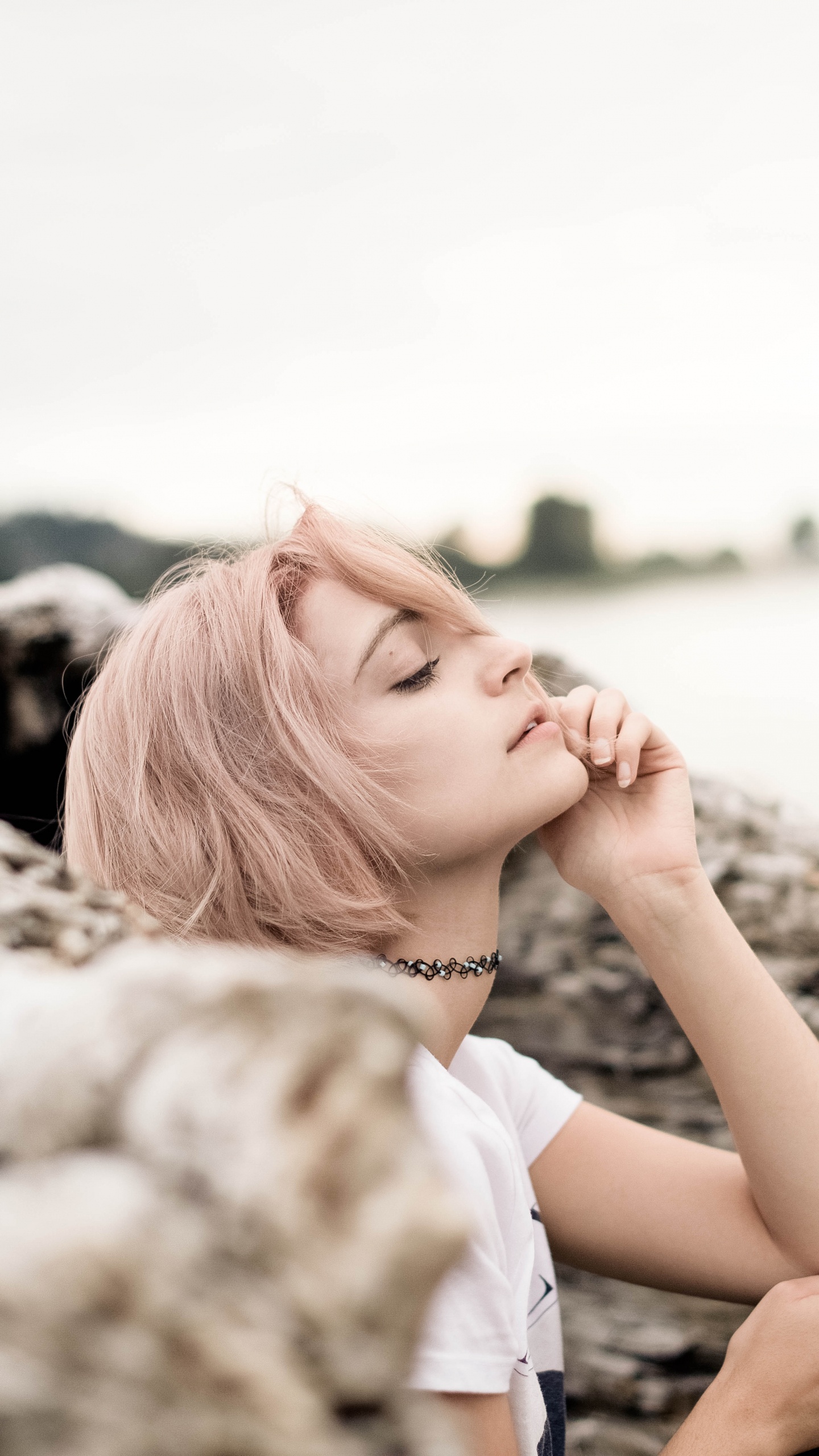 People in Nature, Beauty, Skin, Eye, Sitting. Wallpaper in 1440x2560 Resolution