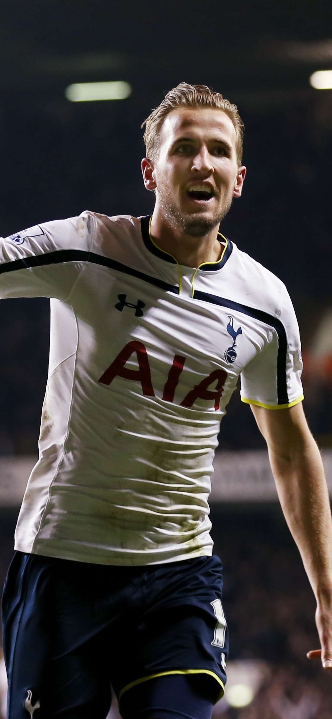 Homme en Maillot de Football Nike Jaune et Noir. Wallpaper in 1125x2436 Resolution