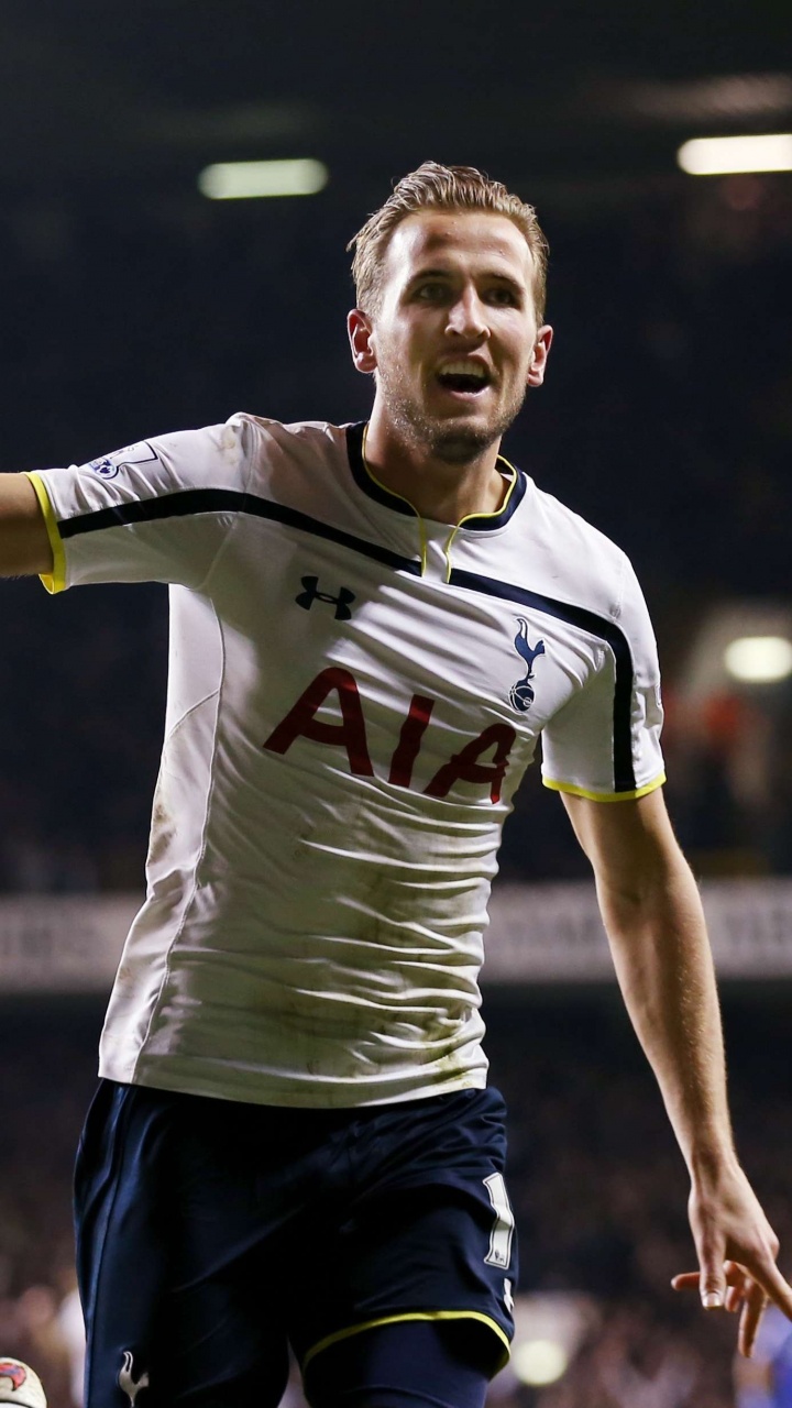 Mann im Gelb-schwarzen Nike-Fußball-Trikot-Shirt. Wallpaper in 720x1280 Resolution