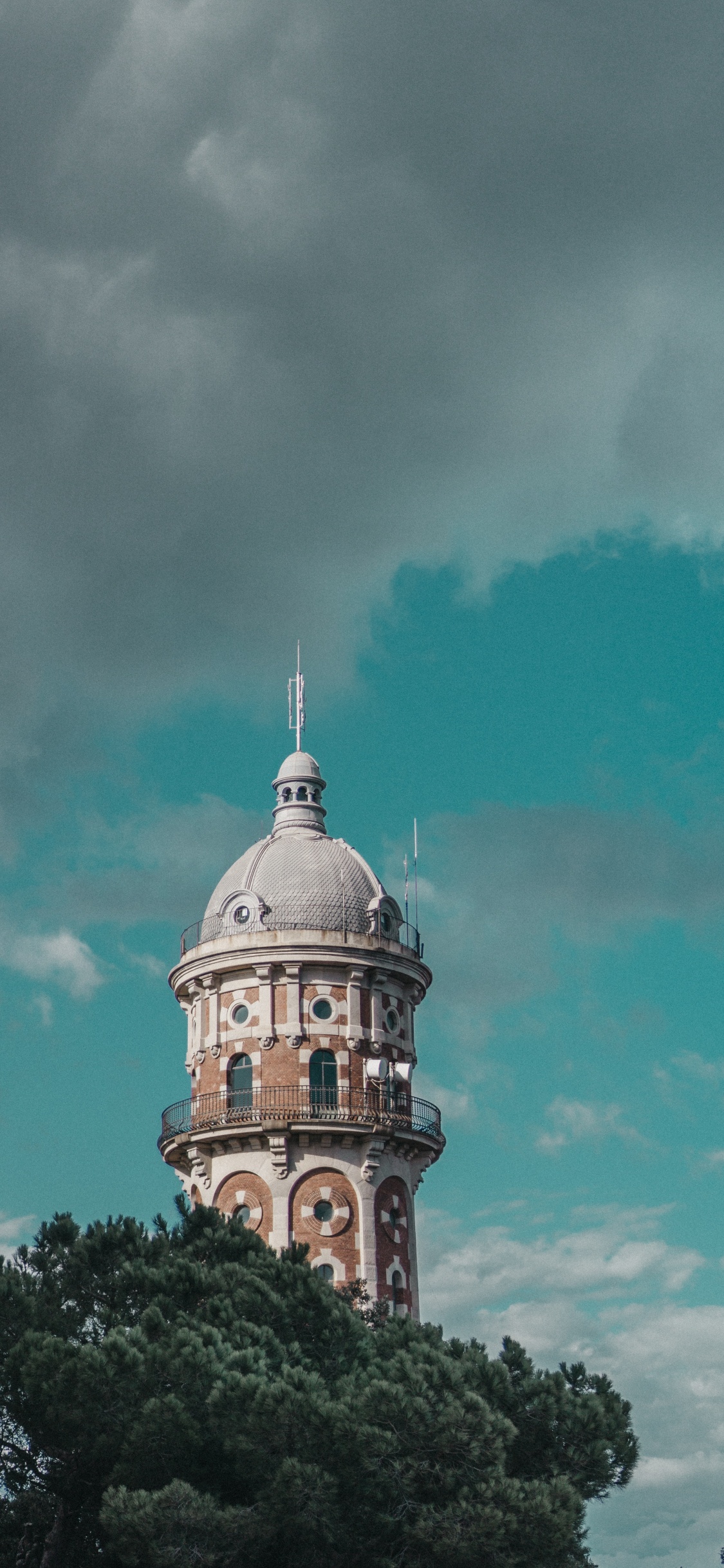 Bâtiment en Béton Blanc et Bleu Sous Ciel Bleu. Wallpaper in 1125x2436 Resolution