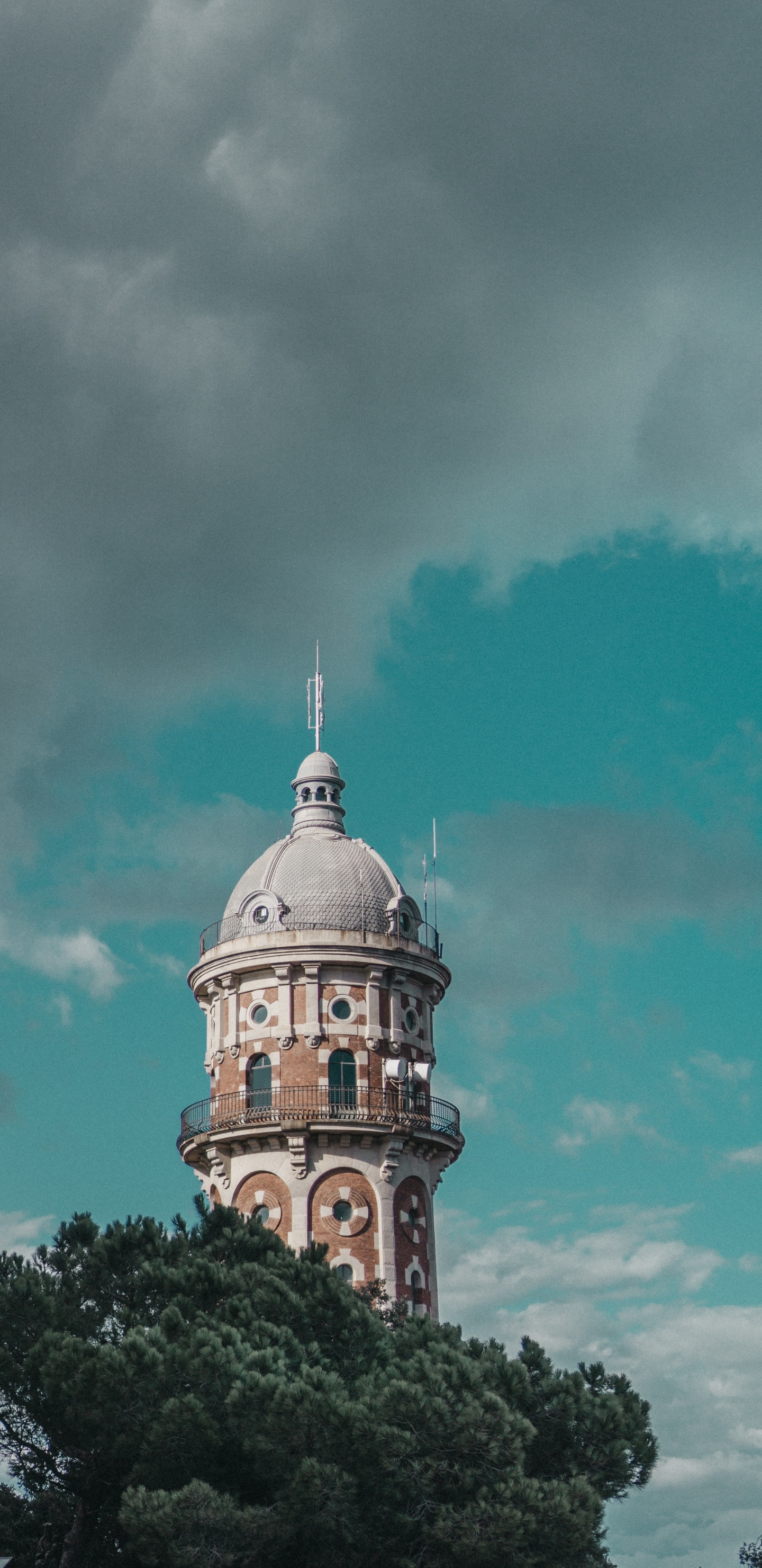 Bâtiment en Béton Blanc et Bleu Sous Ciel Bleu. Wallpaper in 1440x2960 Resolution