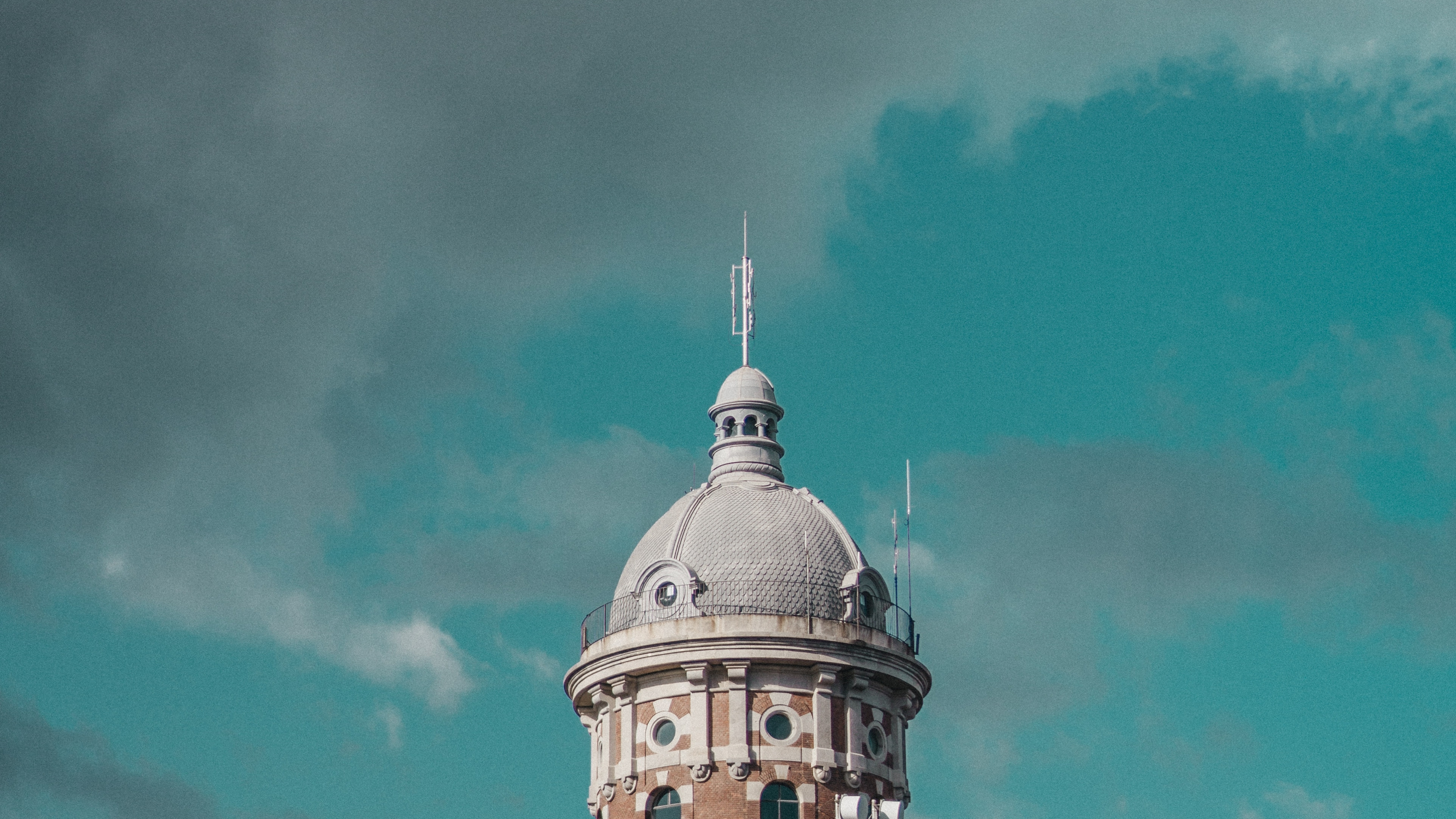Bâtiment en Béton Blanc et Bleu Sous Ciel Bleu. Wallpaper in 3840x2160 Resolution
