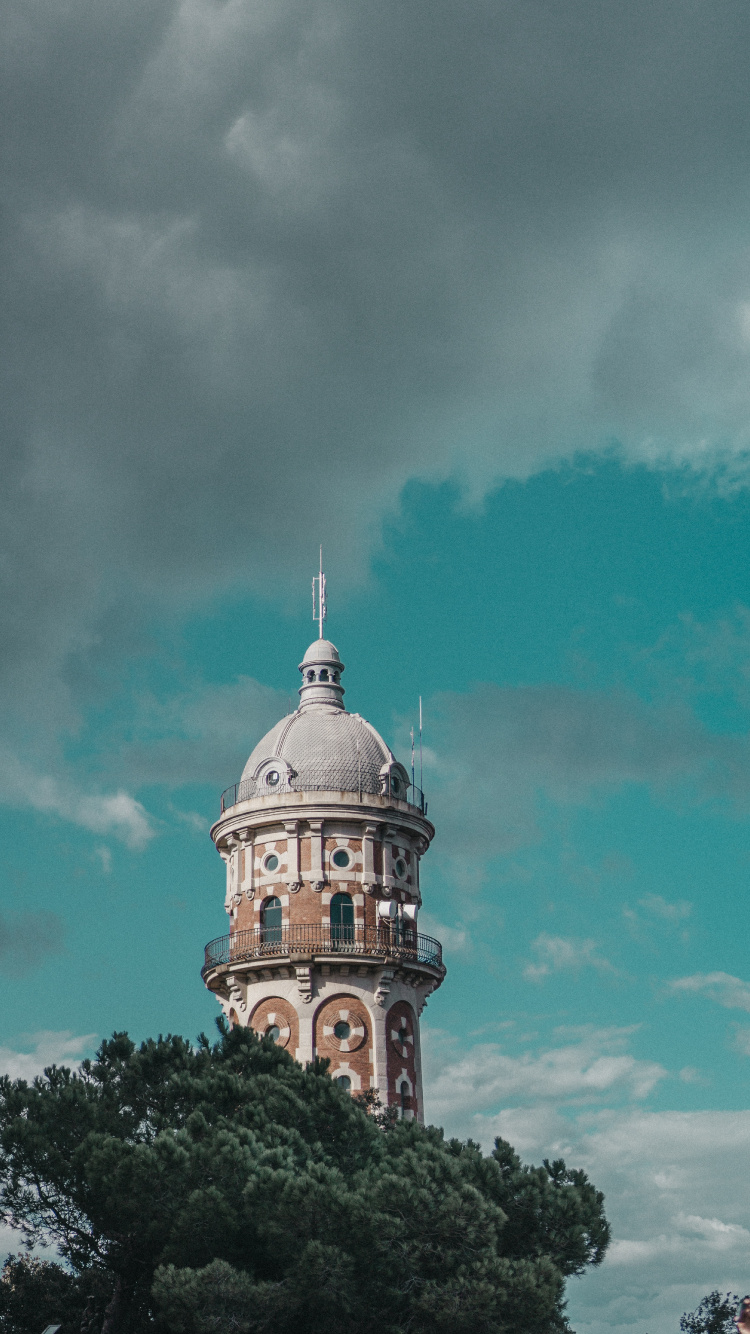 Bâtiment en Béton Blanc et Bleu Sous Ciel Bleu. Wallpaper in 750x1334 Resolution