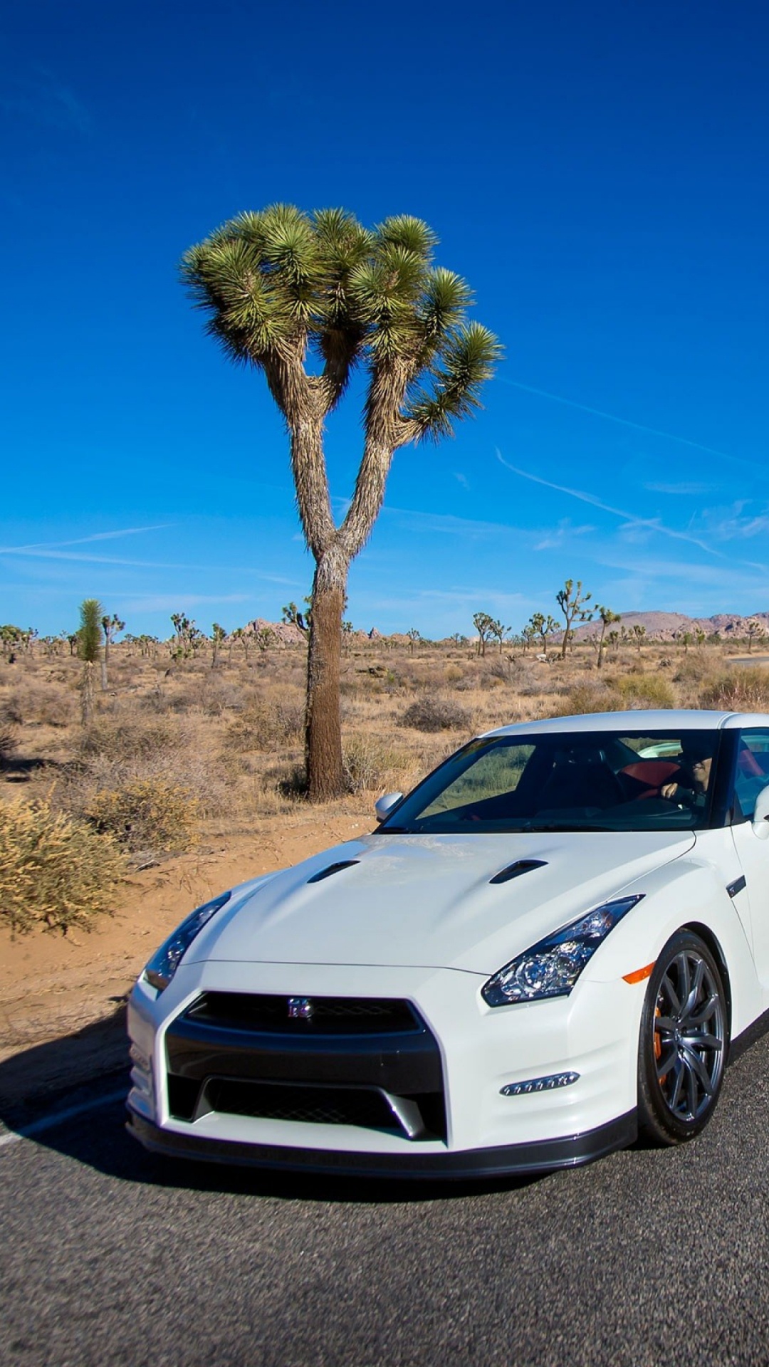 Porsche 911 Blanco en la Carretera Durante el Día. Wallpaper in 1080x1920 Resolution