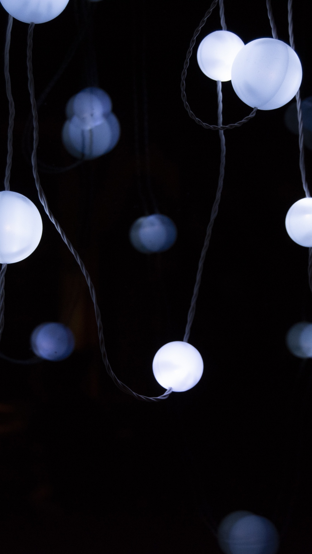 Ballons Blancs et Bleus Sur L'eau. Wallpaper in 1080x1920 Resolution