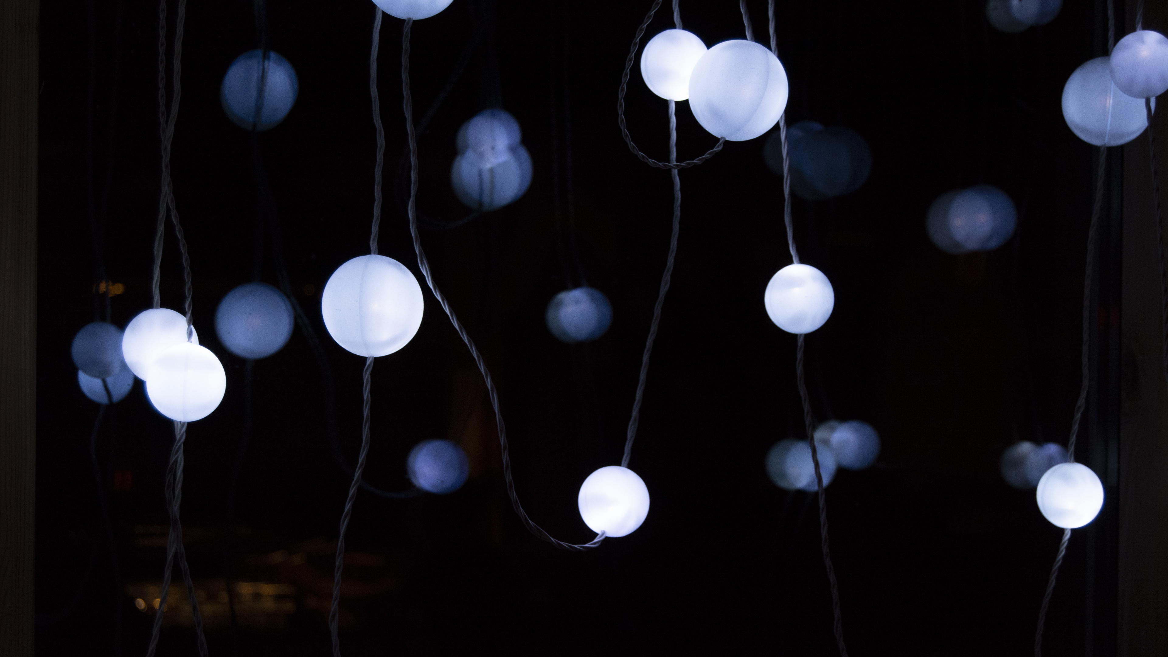 White and Blue Balloons on Water. Wallpaper in 3840x2160 Resolution