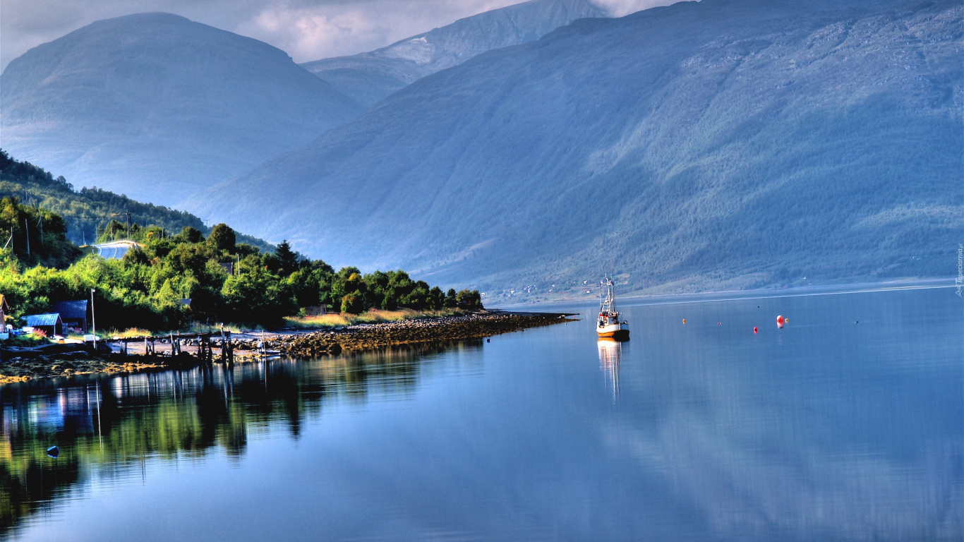 White and Brown Boat on Water Near Green Mountain During Daytime. Wallpaper in 1366x768 Resolution