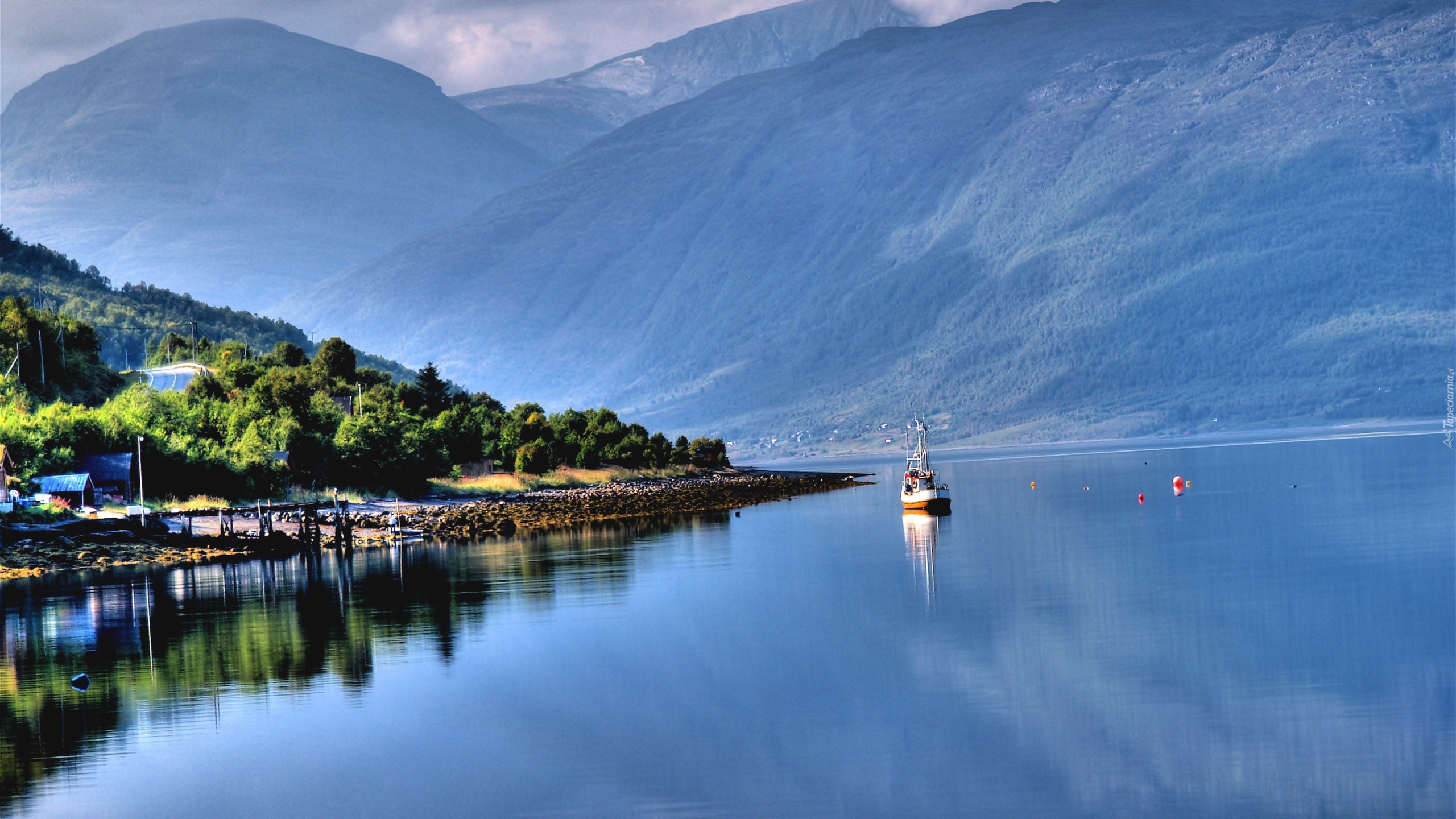 White and Brown Boat on Water Near Green Mountain During Daytime. Wallpaper in 2560x1440 Resolution