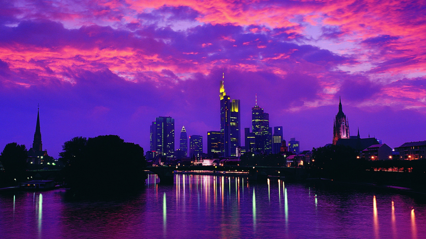 Skyline Der Stadt Über Gewässer Während Der Nacht. Wallpaper in 1366x768 Resolution