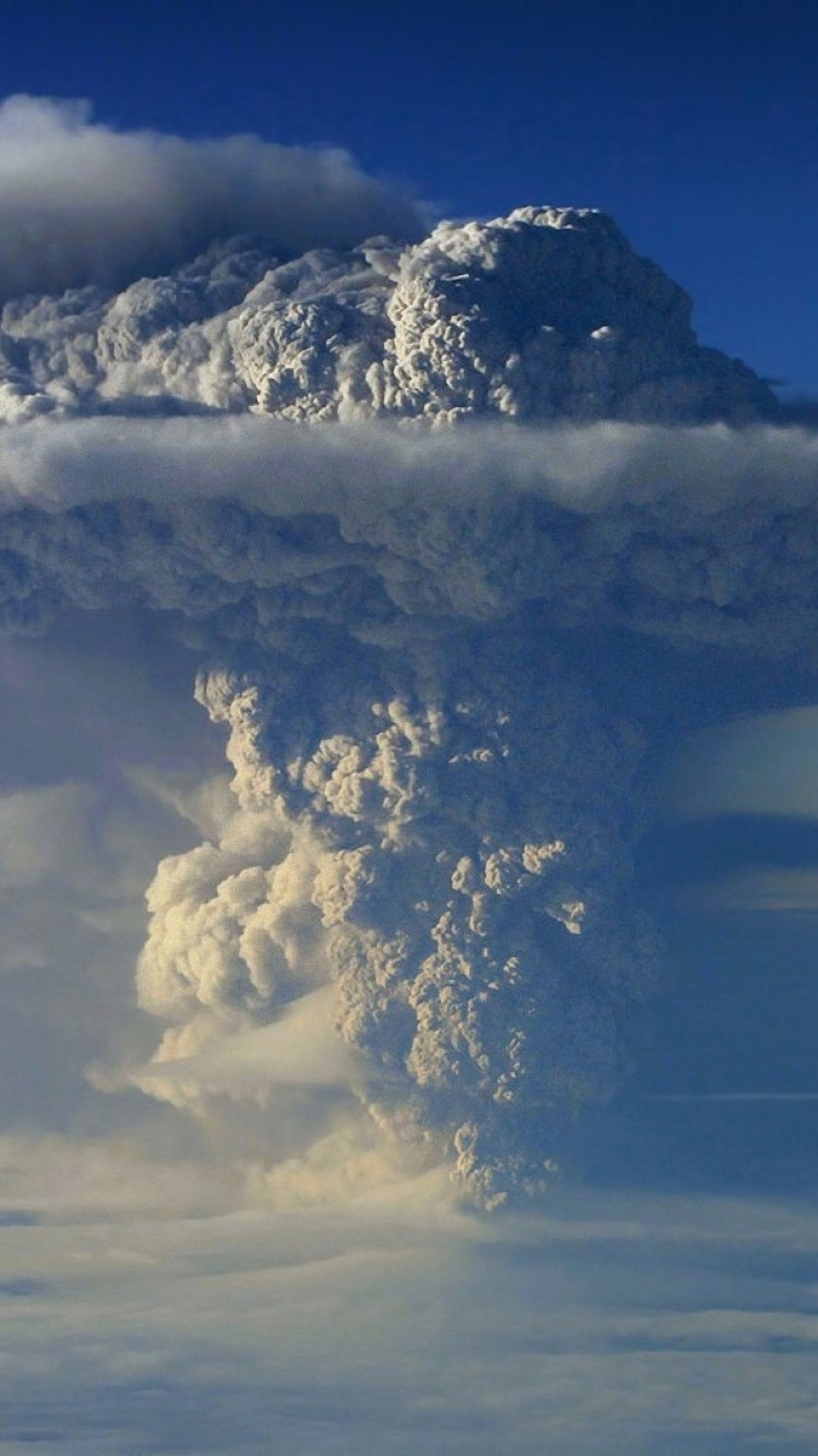 Schneebedeckter Berg Unter Blauem Himmel Tagsüber. Wallpaper in 750x1334 Resolution