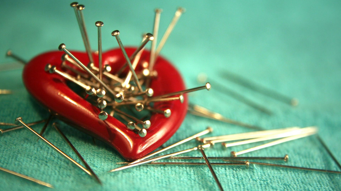 Rotes Herzförmiges Glasornament. Wallpaper in 1366x768 Resolution