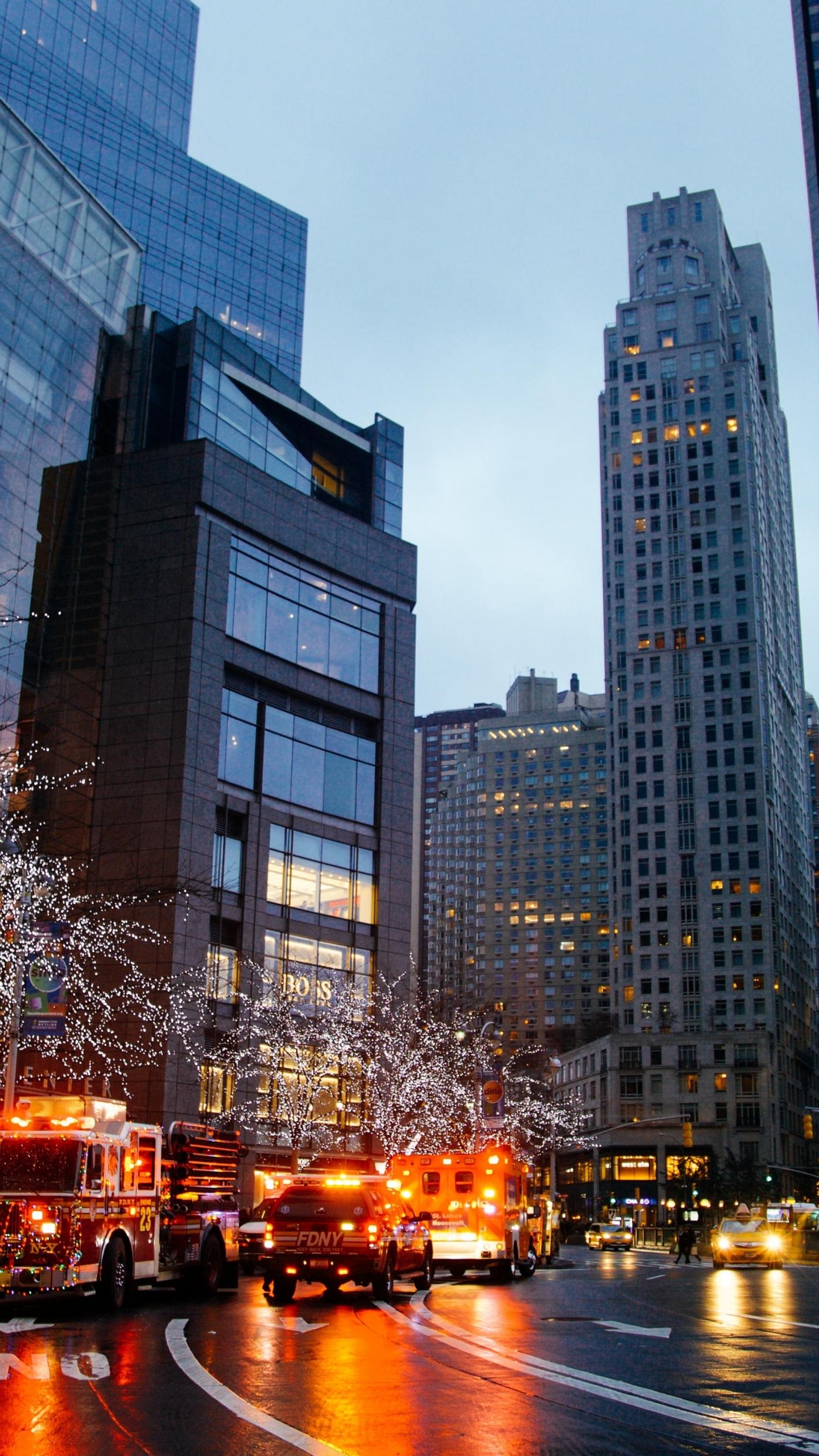 Voitures Sur Route Près Des Immeubles de Grande Hauteur Pendant la Nuit. Wallpaper in 1440x2560 Resolution